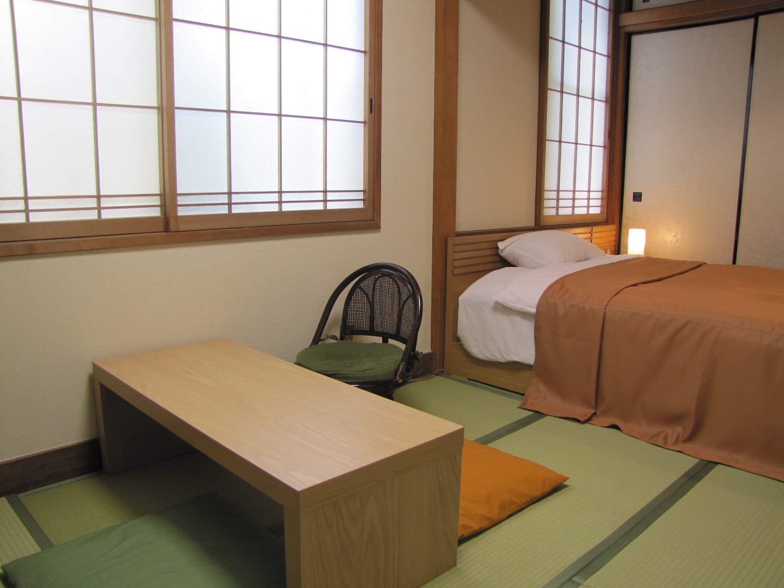 Japanese-style room (semi-double bed)