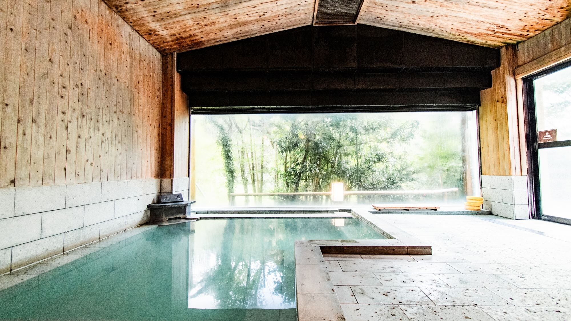 [Large public bath] A comfortable indoor bath with a soft bathing chamber and a cypress bathtub