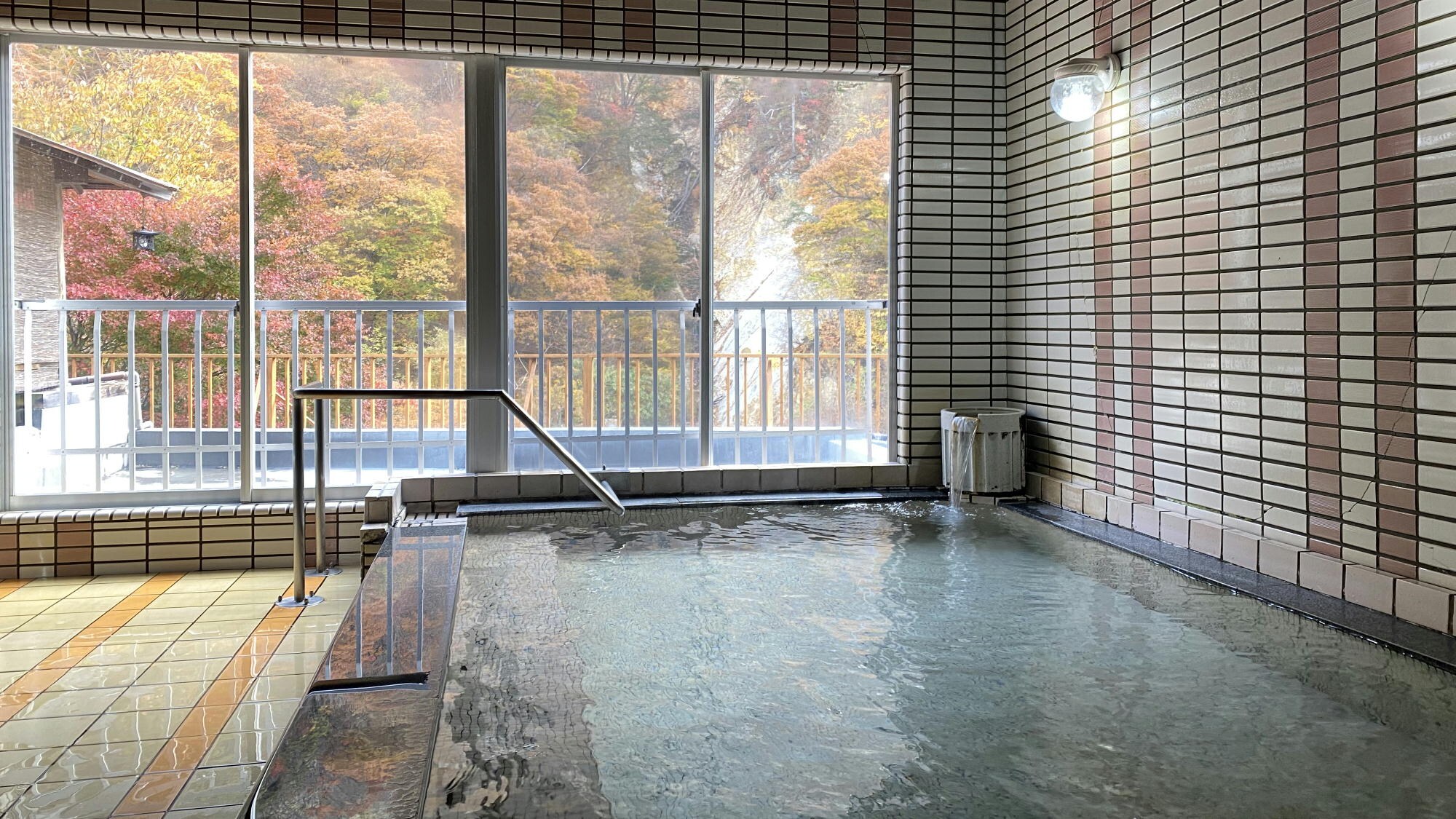 [Tắm riêng lớn cho nam và nữ (mùa thu)] Bạn có thể tận hưởng dòng nước suối nóng chảy tự nhiên trong khi ngắm nhìn những ngọn núi đầy màu sắc.