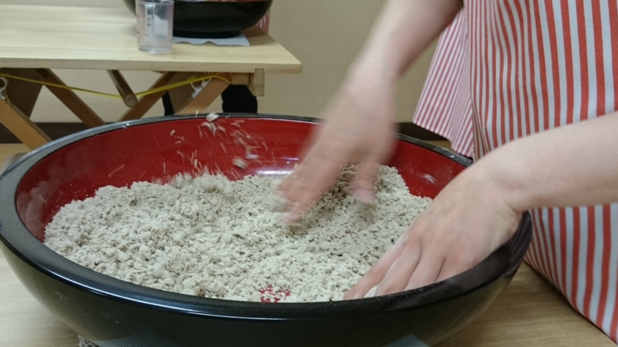 蕎麥麵製作體驗 1 套 2,500 日元。如果你當場就餐，每套加500日元（4人份）