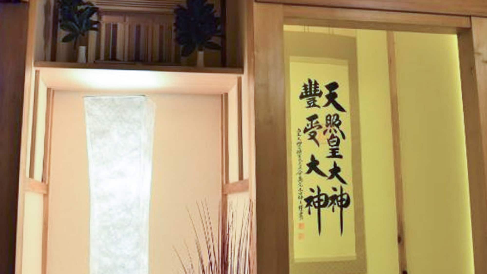 ・[室內]也展示了有衝擊力的間接照明和掛軸。