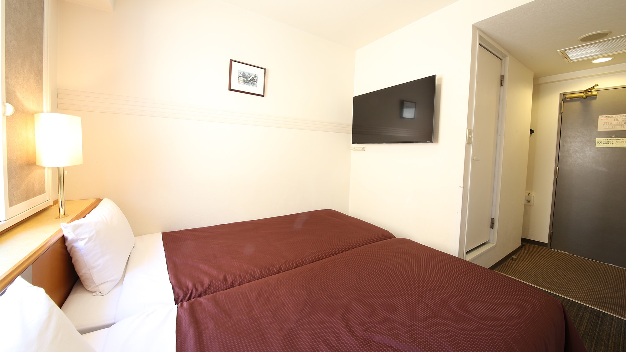 [Compact Twin] Two beds can be pushed together for a more spacious room than a double bed.