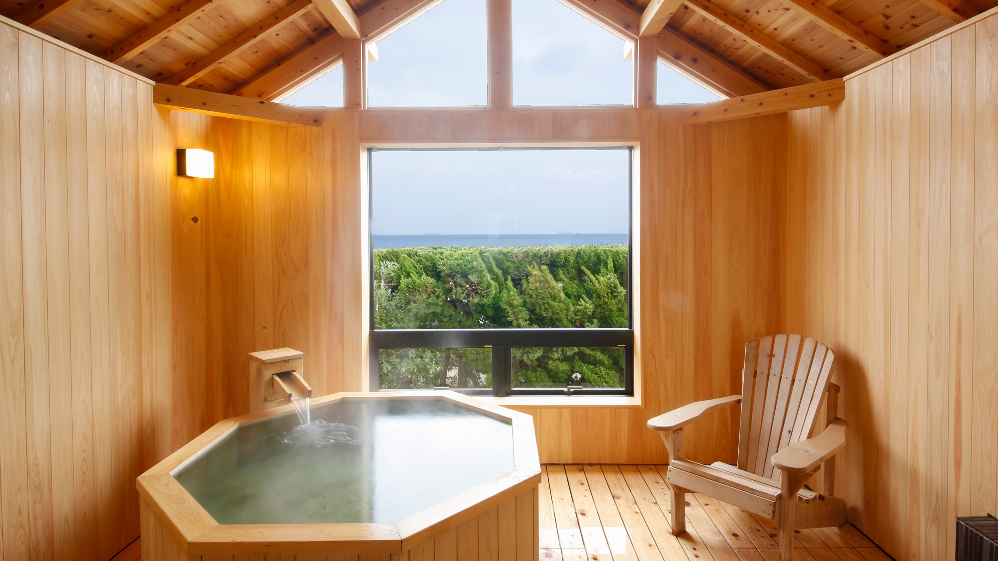 View private bath "Harukame" The view from the long square window is like a painting.