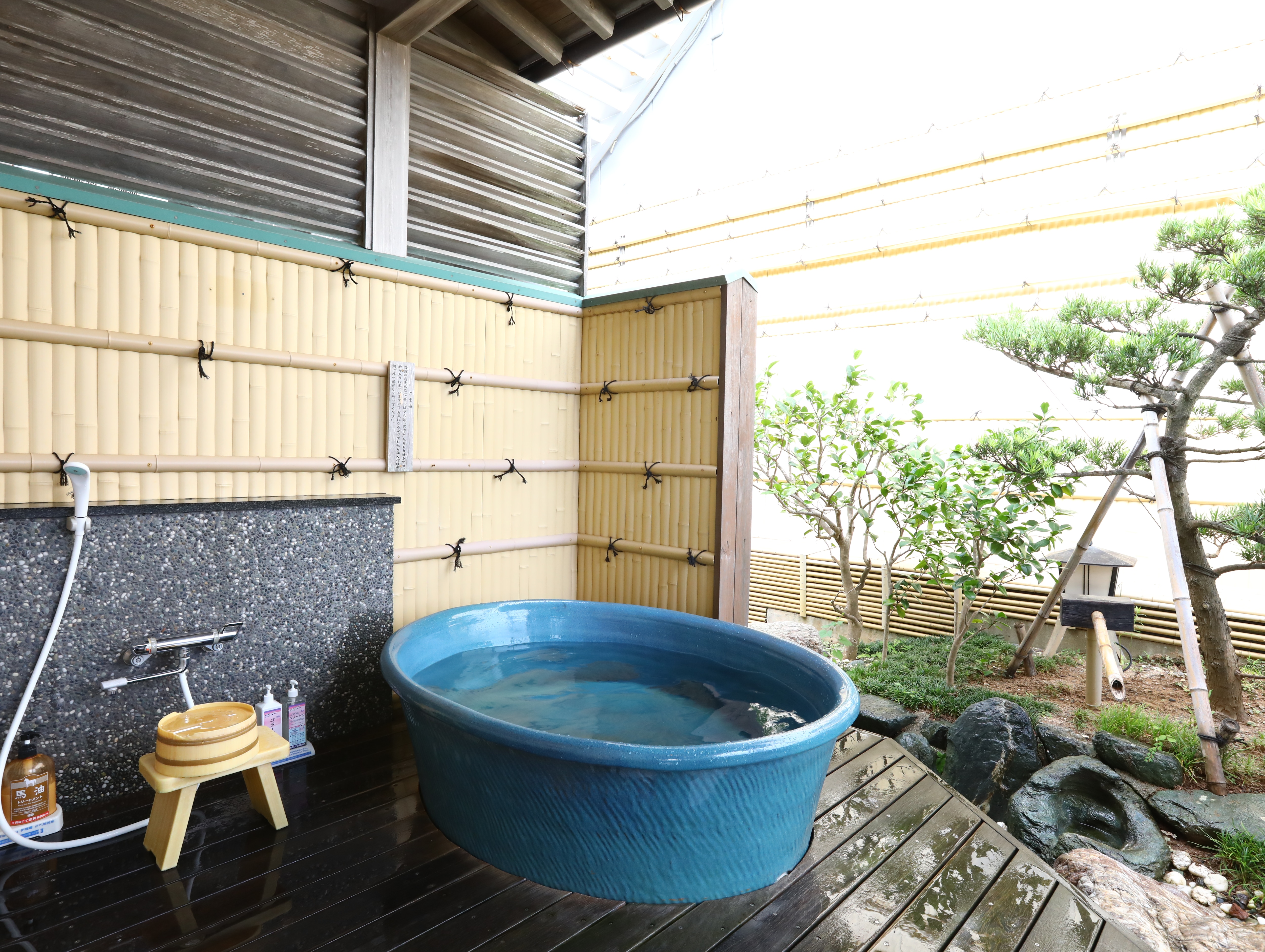 Kamar bergaya Jepang dengan pemandian terbuka.
