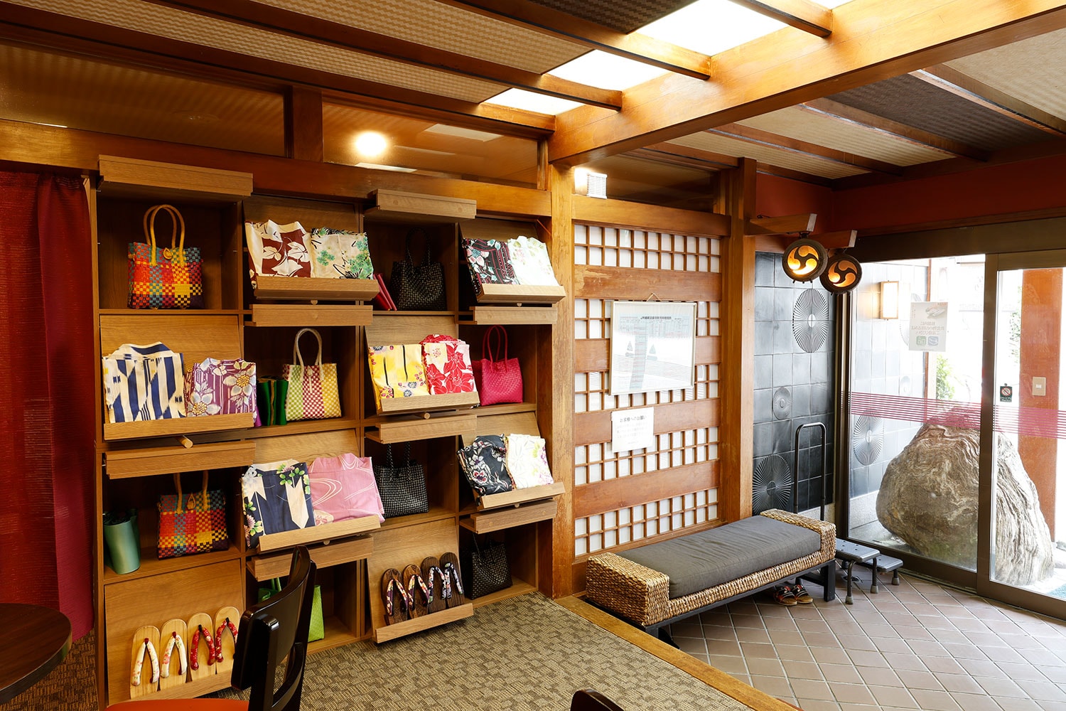 The main building's yukata corner has been renovated! We now have a wide selection of colorful yukata (these are available for a fee).