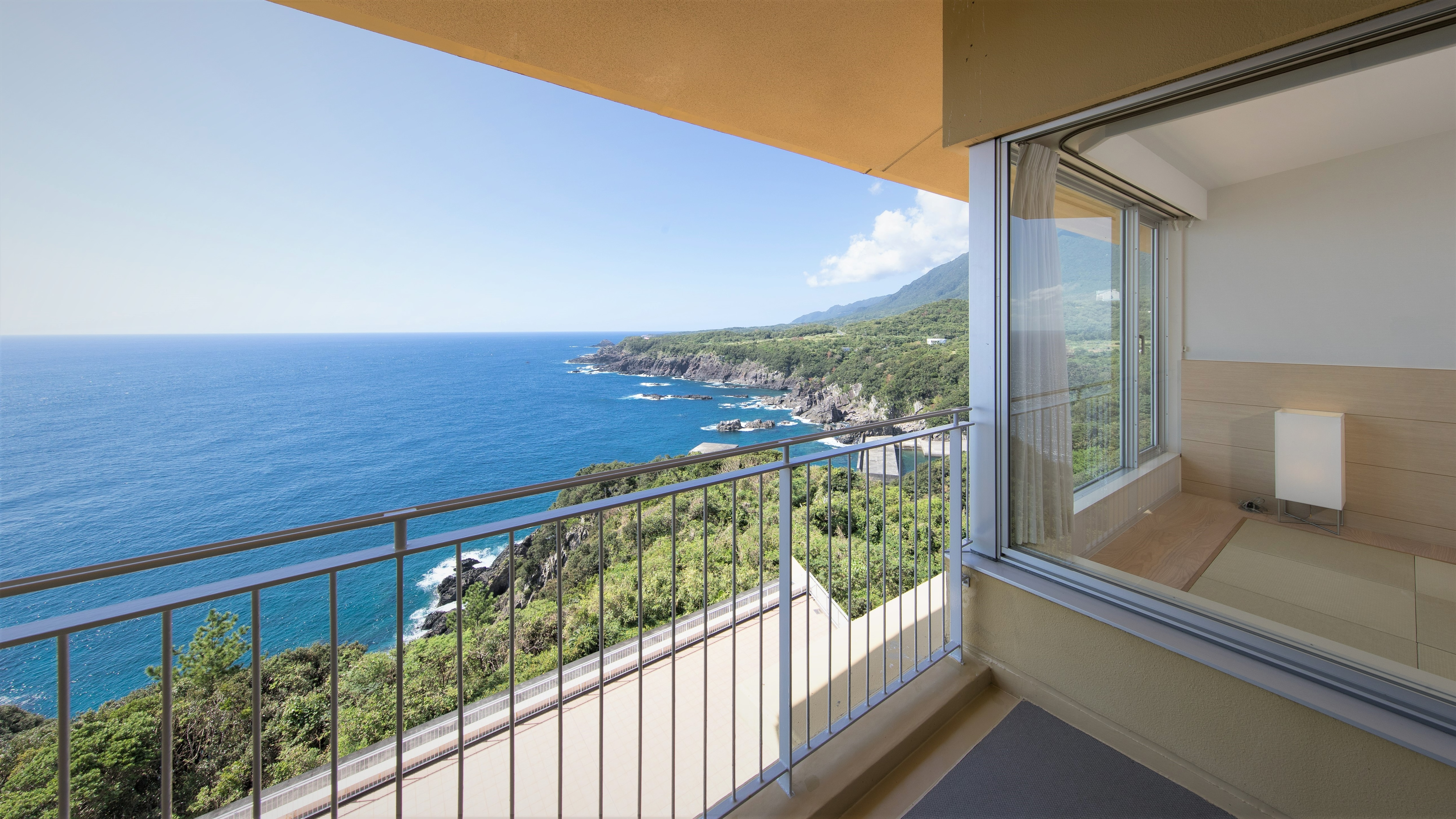 Standard Twin | Enjoy the luxurious views of Yakushima's ocean and mountains.
