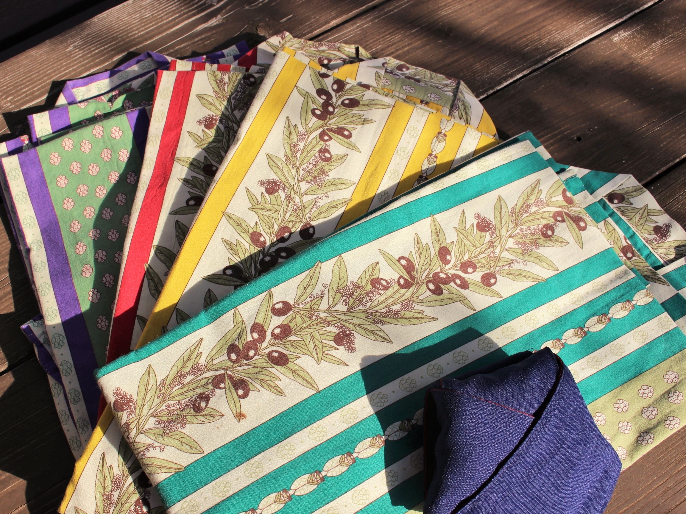 帶有傳統普羅旺斯圖案的浴衣。有 S 至 LL 尺寸可供選擇。