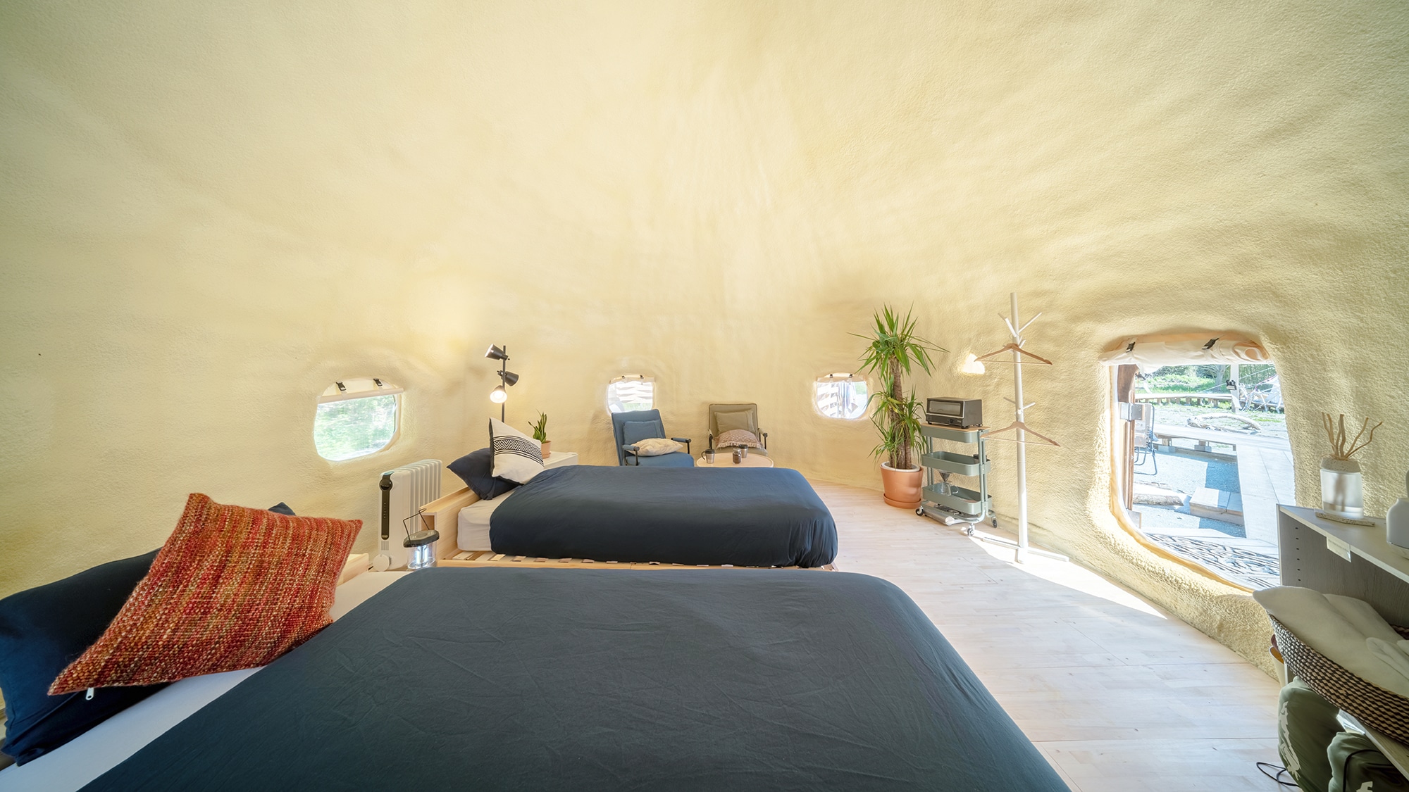 [Glamping Dome] A comfortable room with high ceilings.