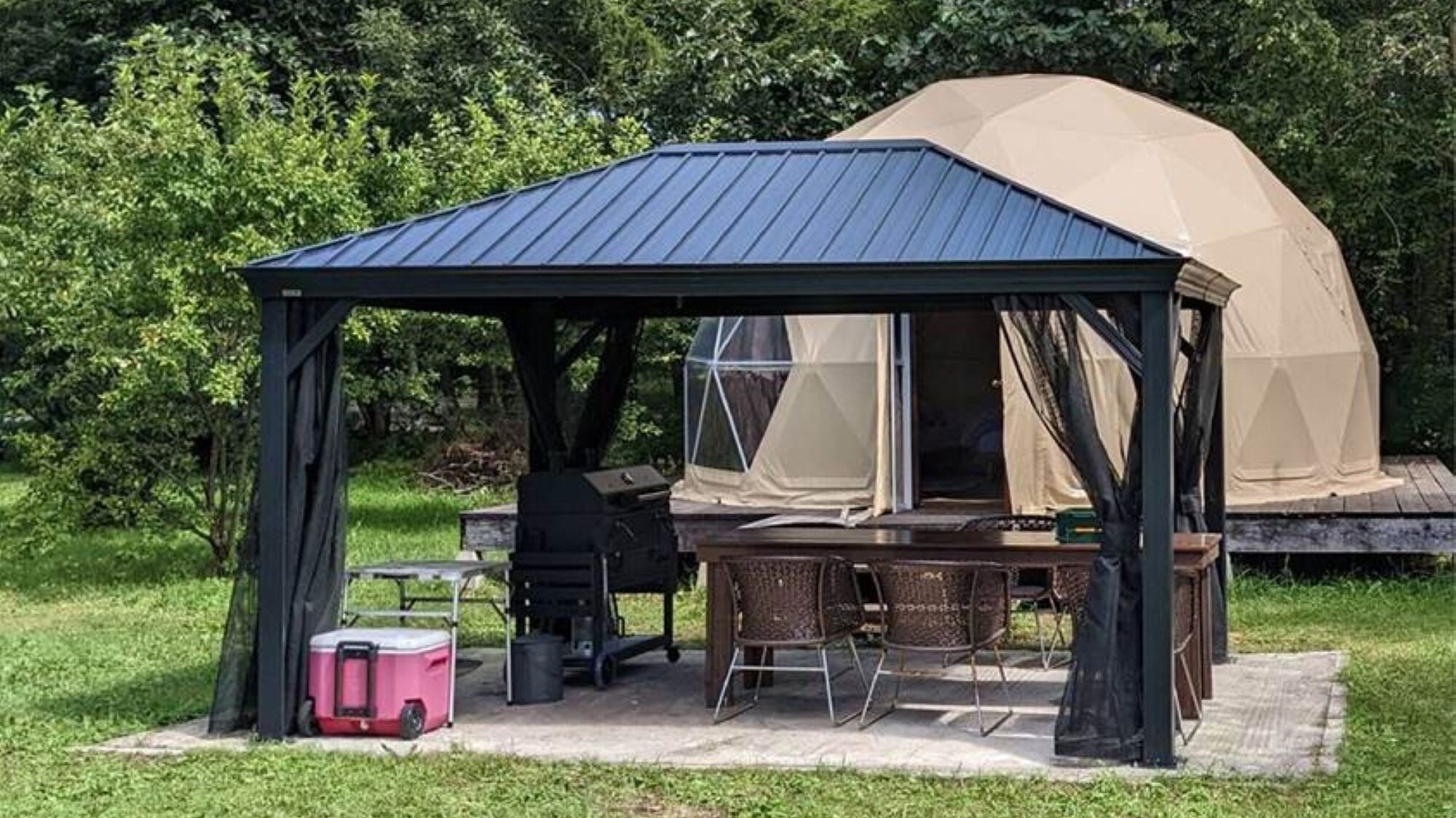 [Dome Tent] No need to worry about rain or bugs. Enjoy a relaxing BBQ in a comfortable space.