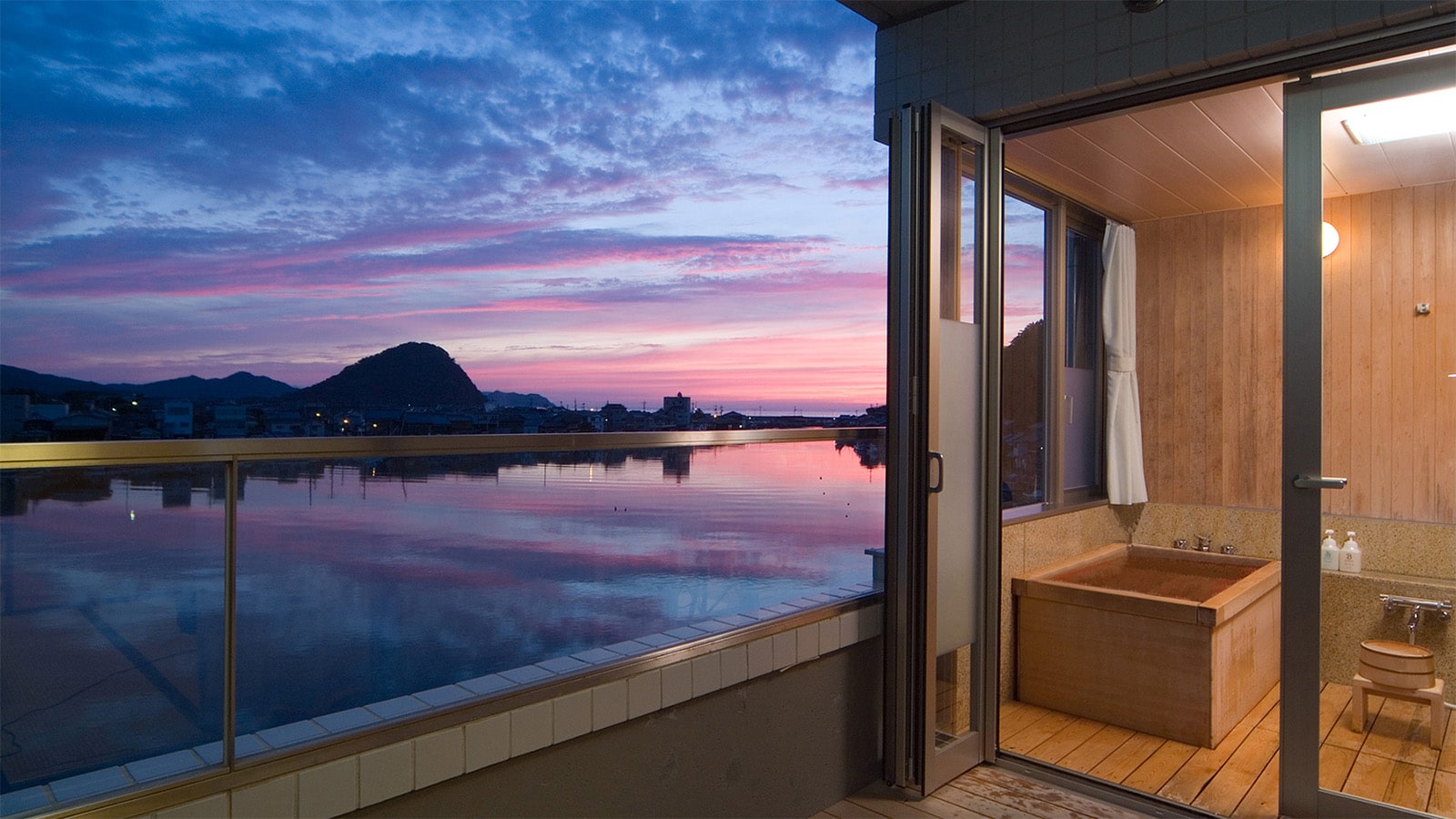 Guest room semi-open-air bath evening view