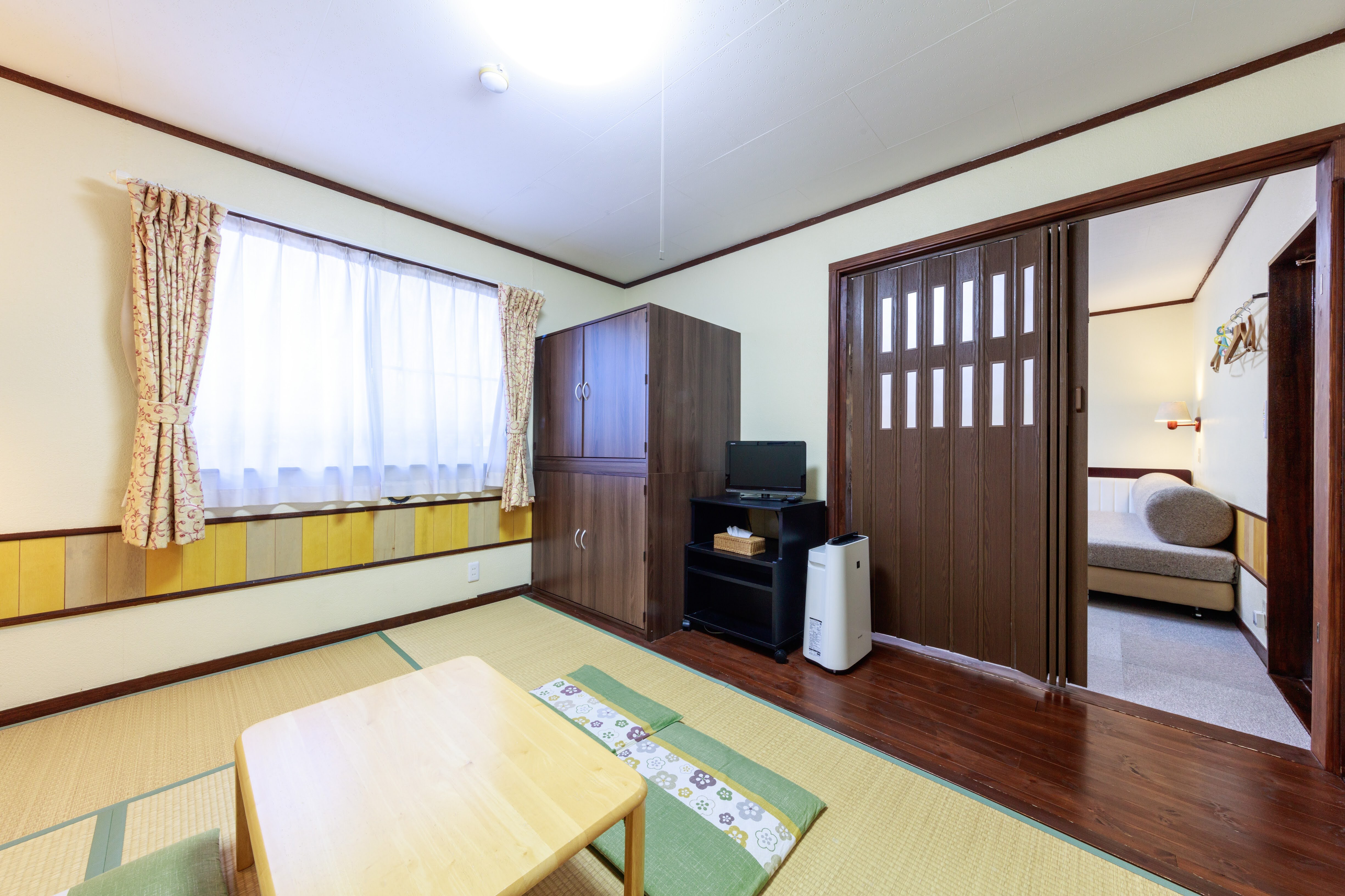 Kamar bergaya Jepang-Barat C Dari sisi kamar bergaya Jepang