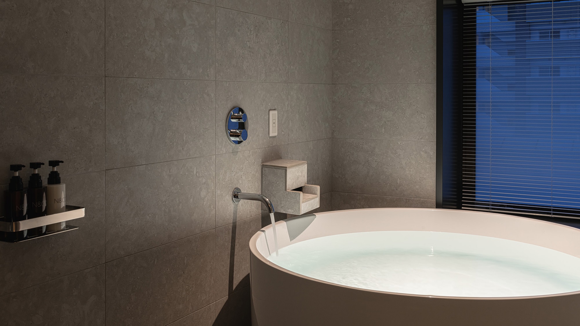 Premier Twin | Bathroom image