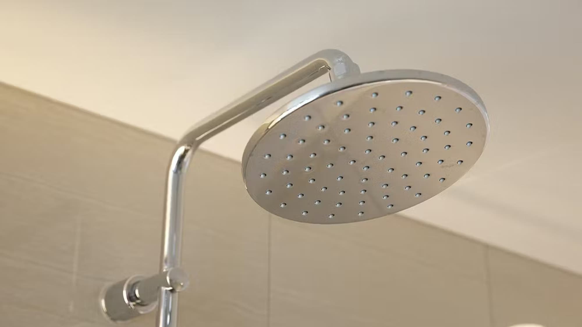 Common to all rooms: The bathroom is equipped with a rain shower.