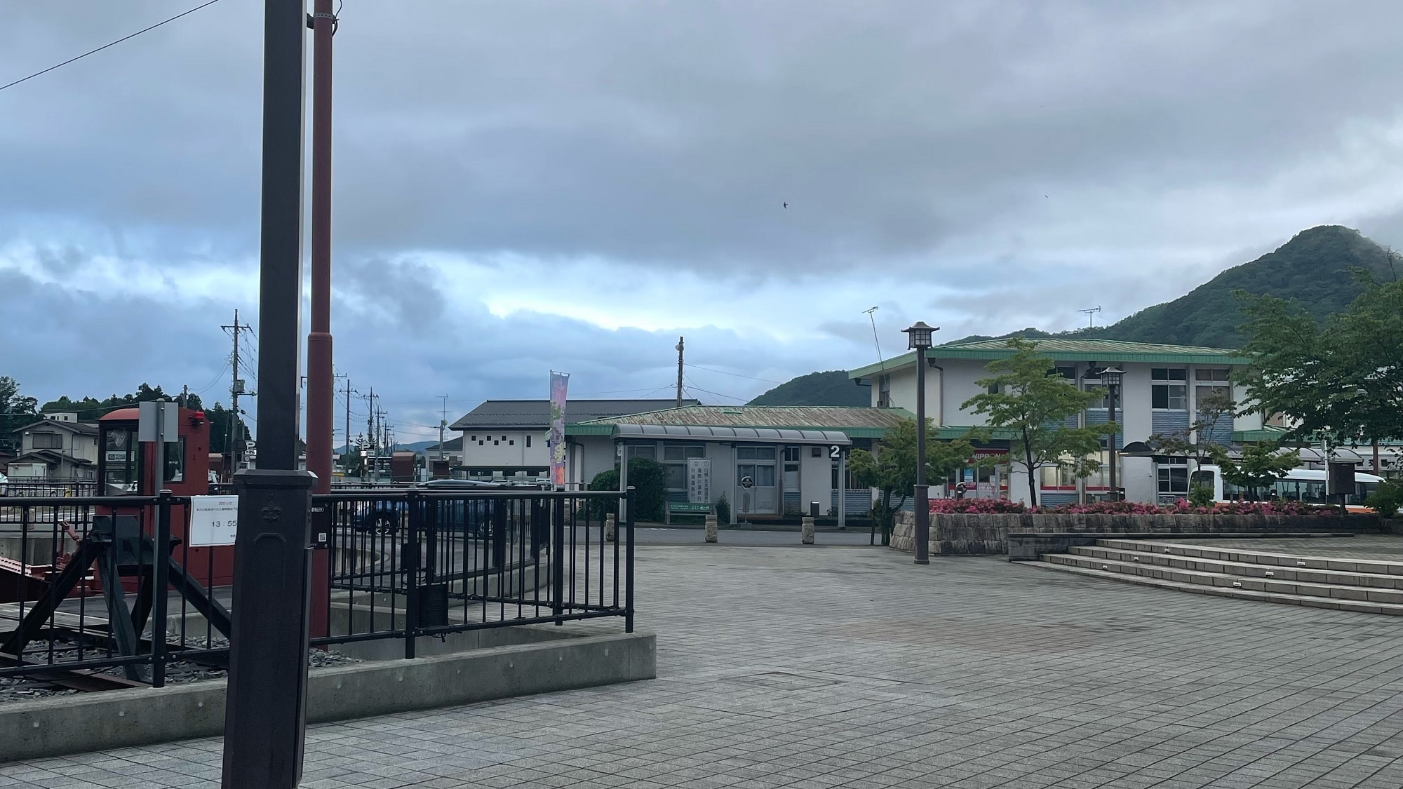[Lokasi naik bus antar-jemput Stasiun Kinugawa Onsen] ②Anda dapat melihat meja putar...