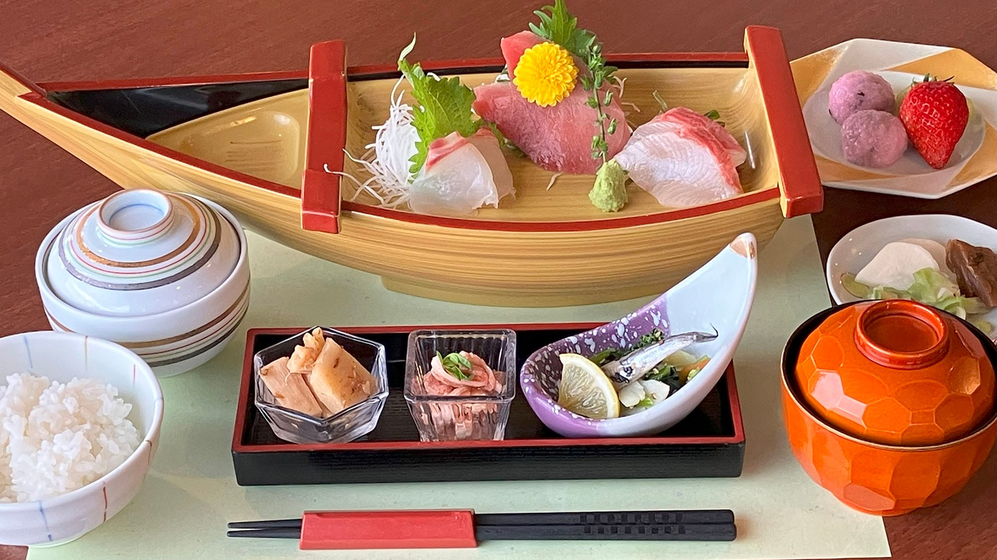 ・Dinner/Sashimi set meal (with small dish and dessert)
