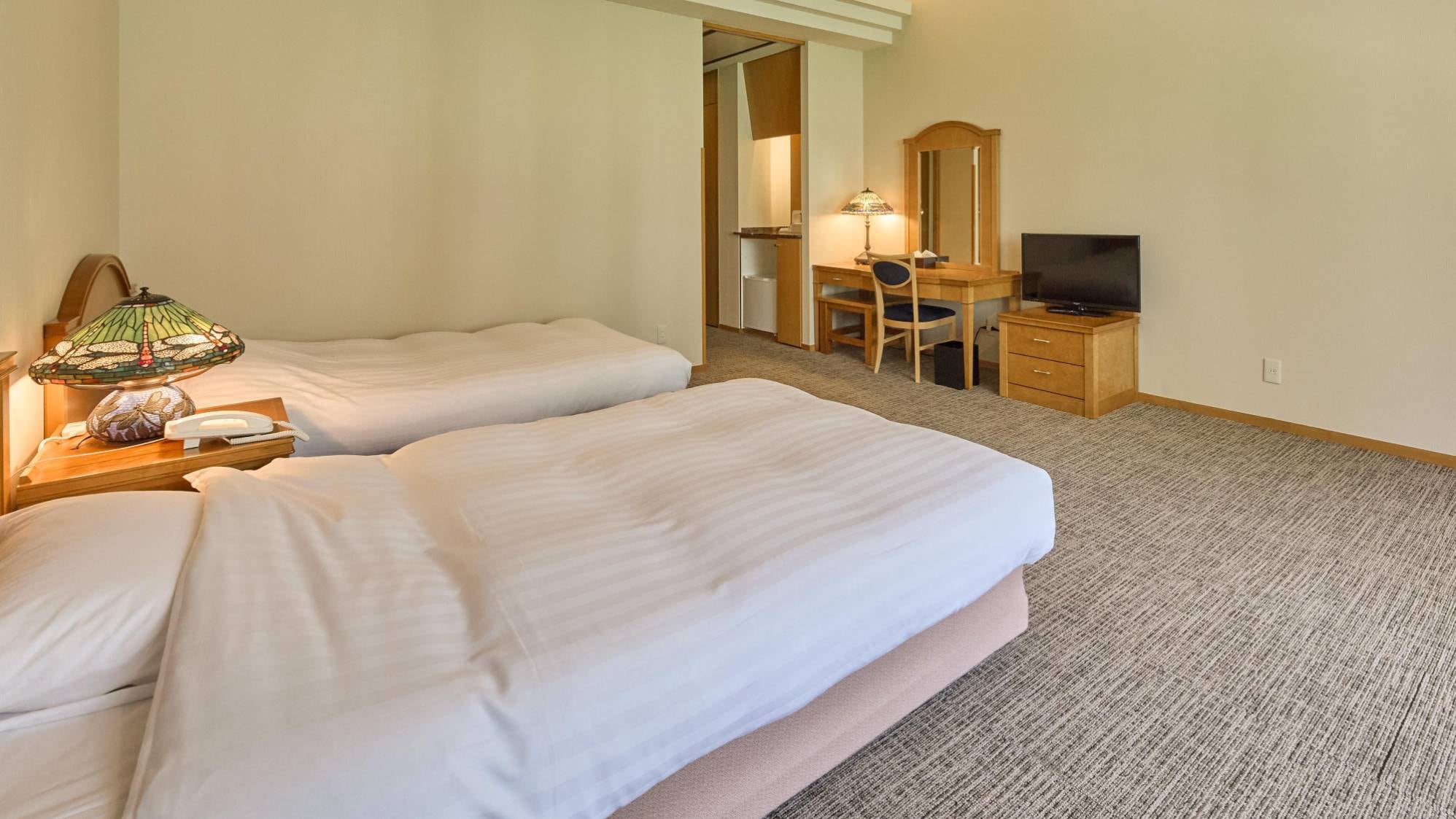 ・[Western-style room with komorebi trees, non-smoking] Enjoy a relaxing stay overlooking the white birch trees