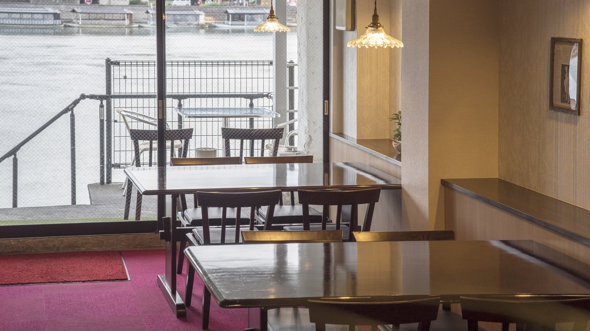 [Lobby] Relax in the bright riverside seating.