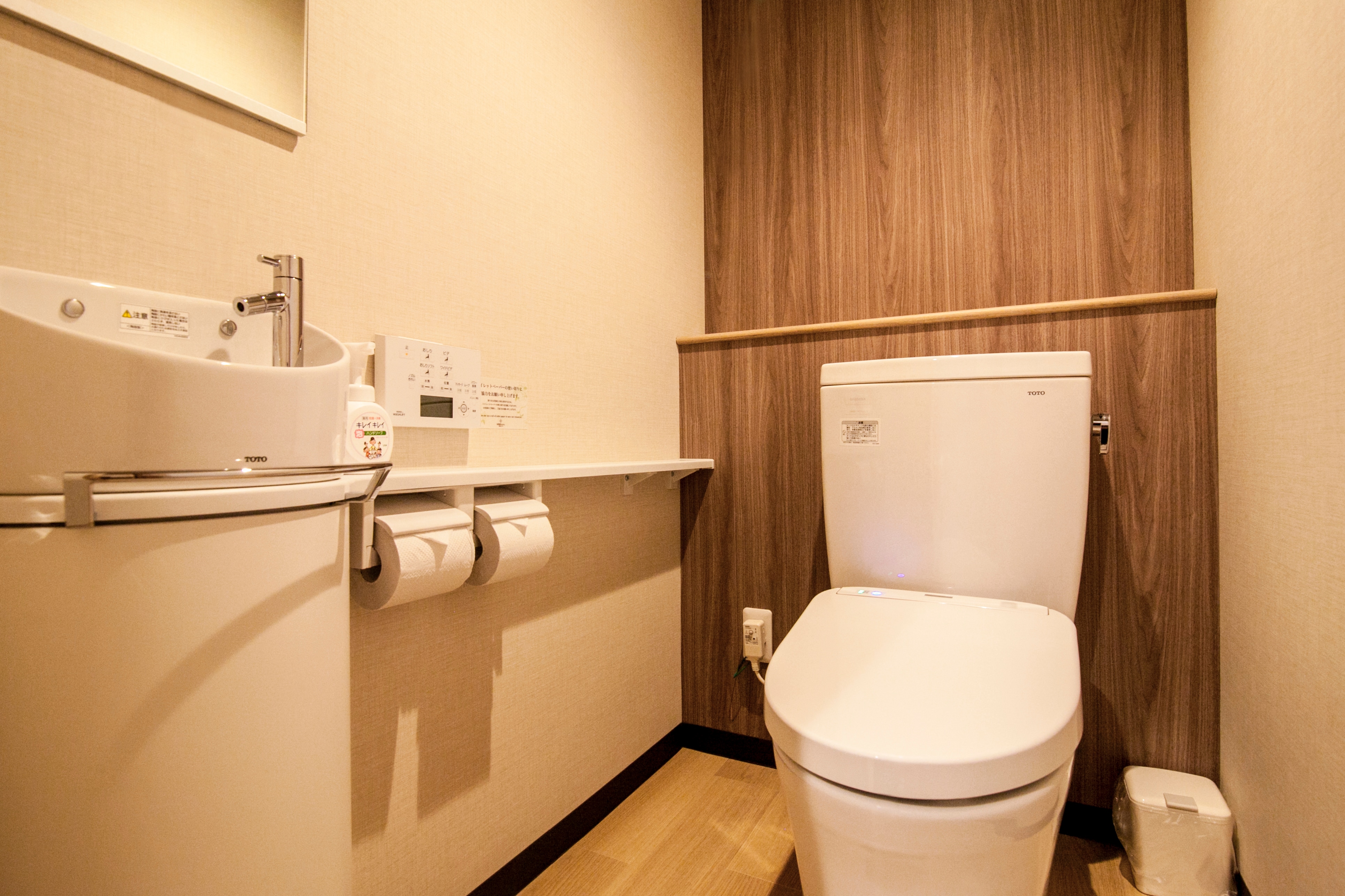 Kamar standar Jepang dan Barat (toilet)