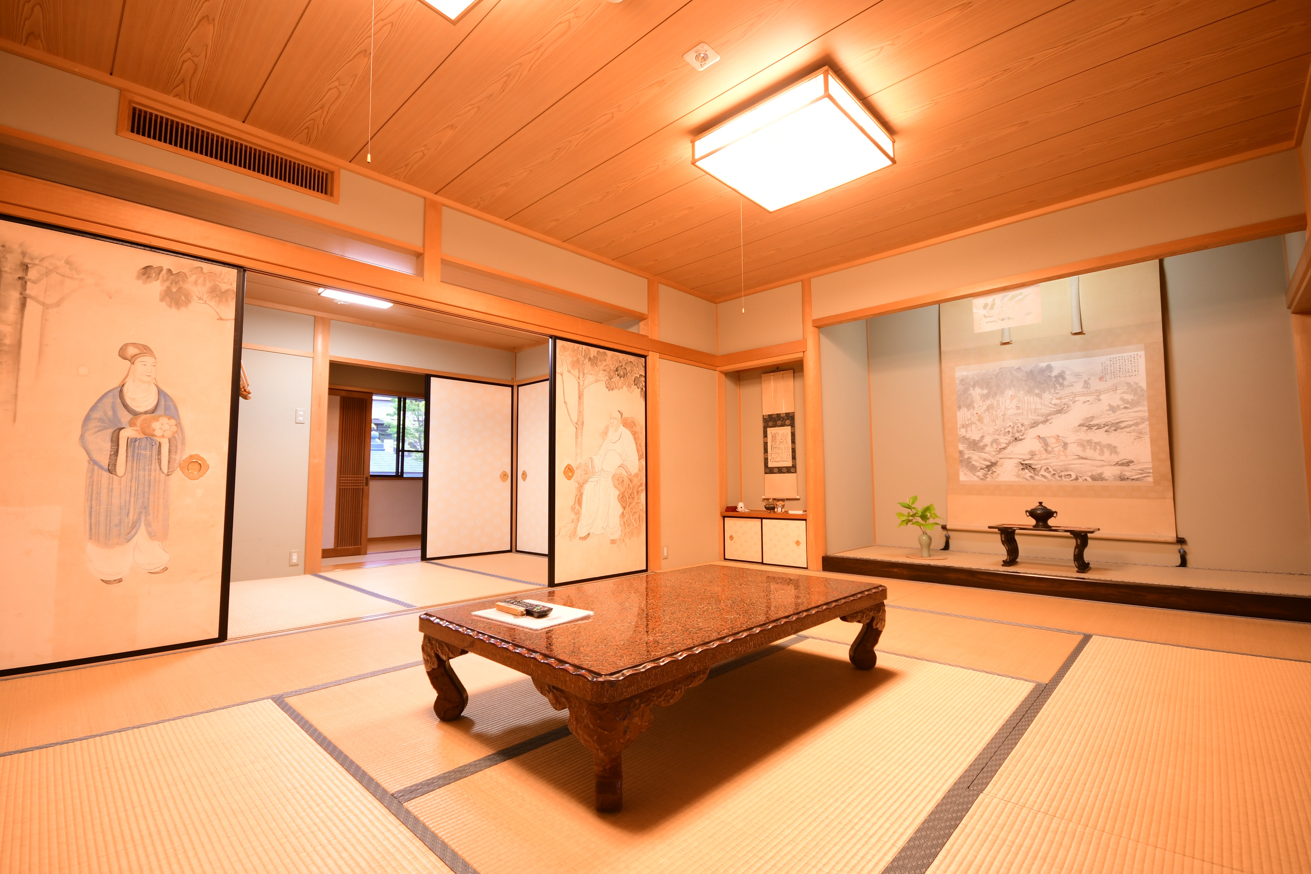 Example of a Japanese-style room (12-14 tatami mats) facing the garden (toilet, air conditioner, Wi-Fi)