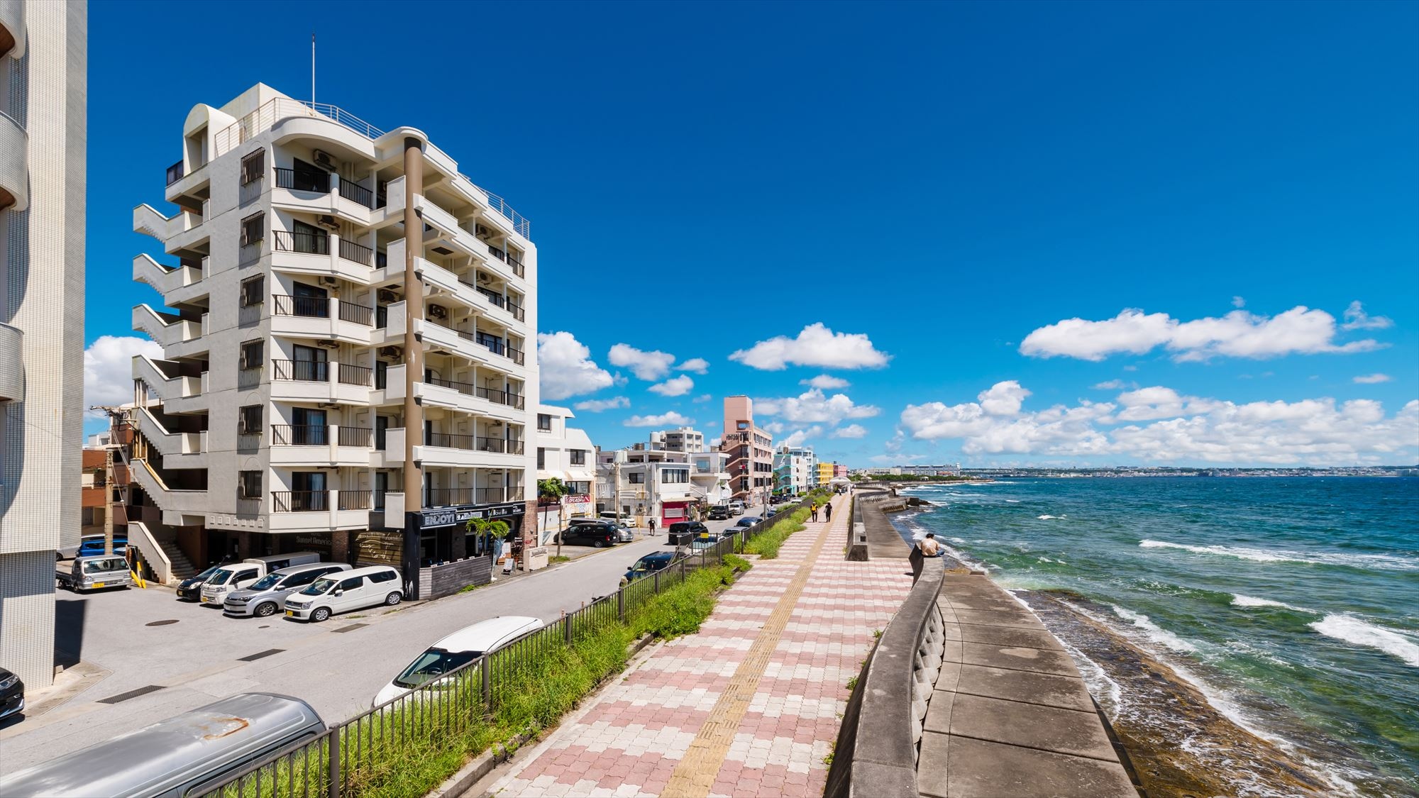 [Exterior] The blue sea spreads out in front of the hotel.