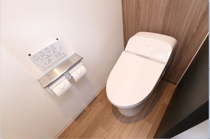 Sebagian besar kamar memiliki toilet dan kamar mandi terpisah.