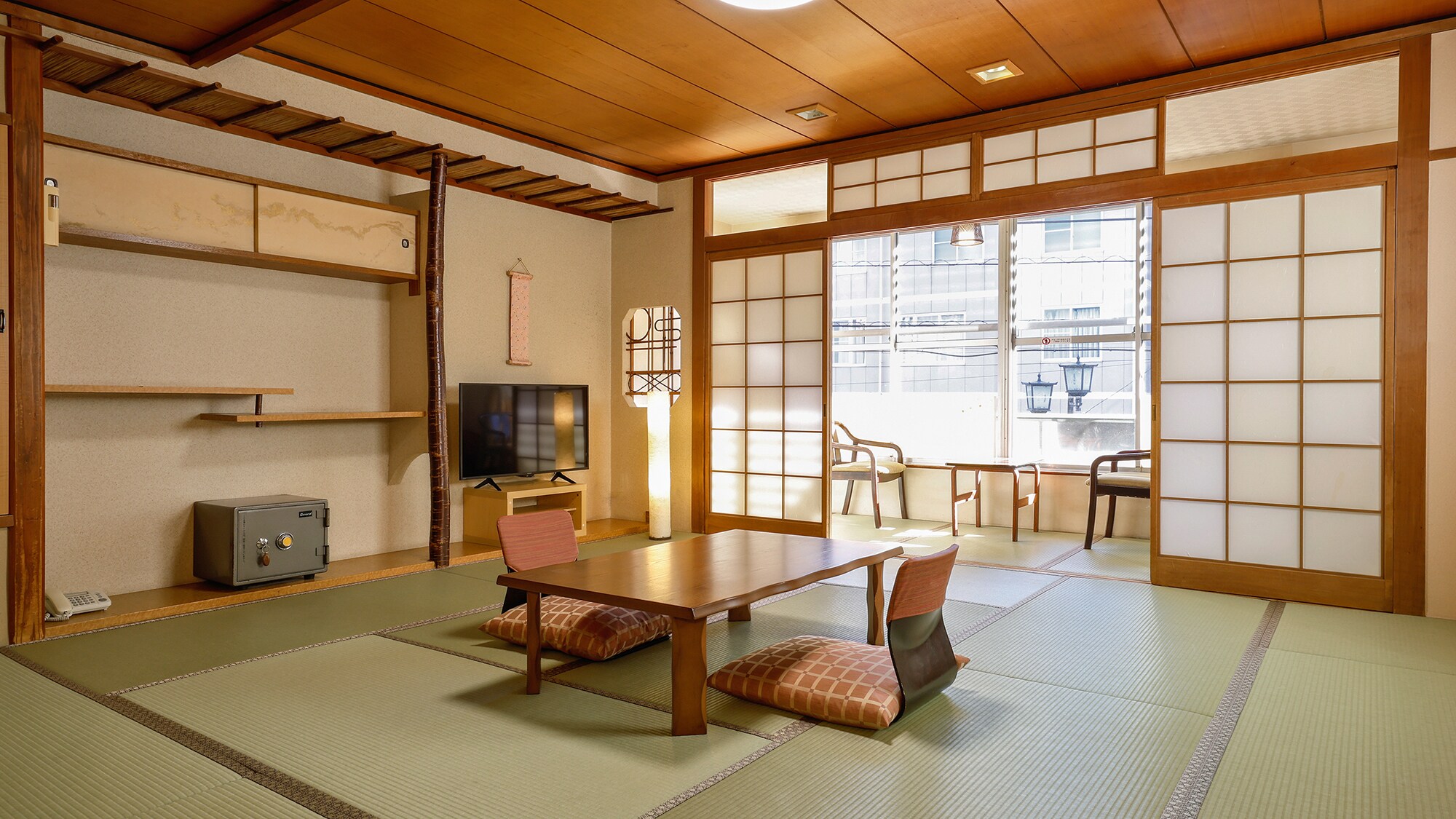 ■10 tatami Japanese-style room■Refresh yourself while looking at the view from the large window.