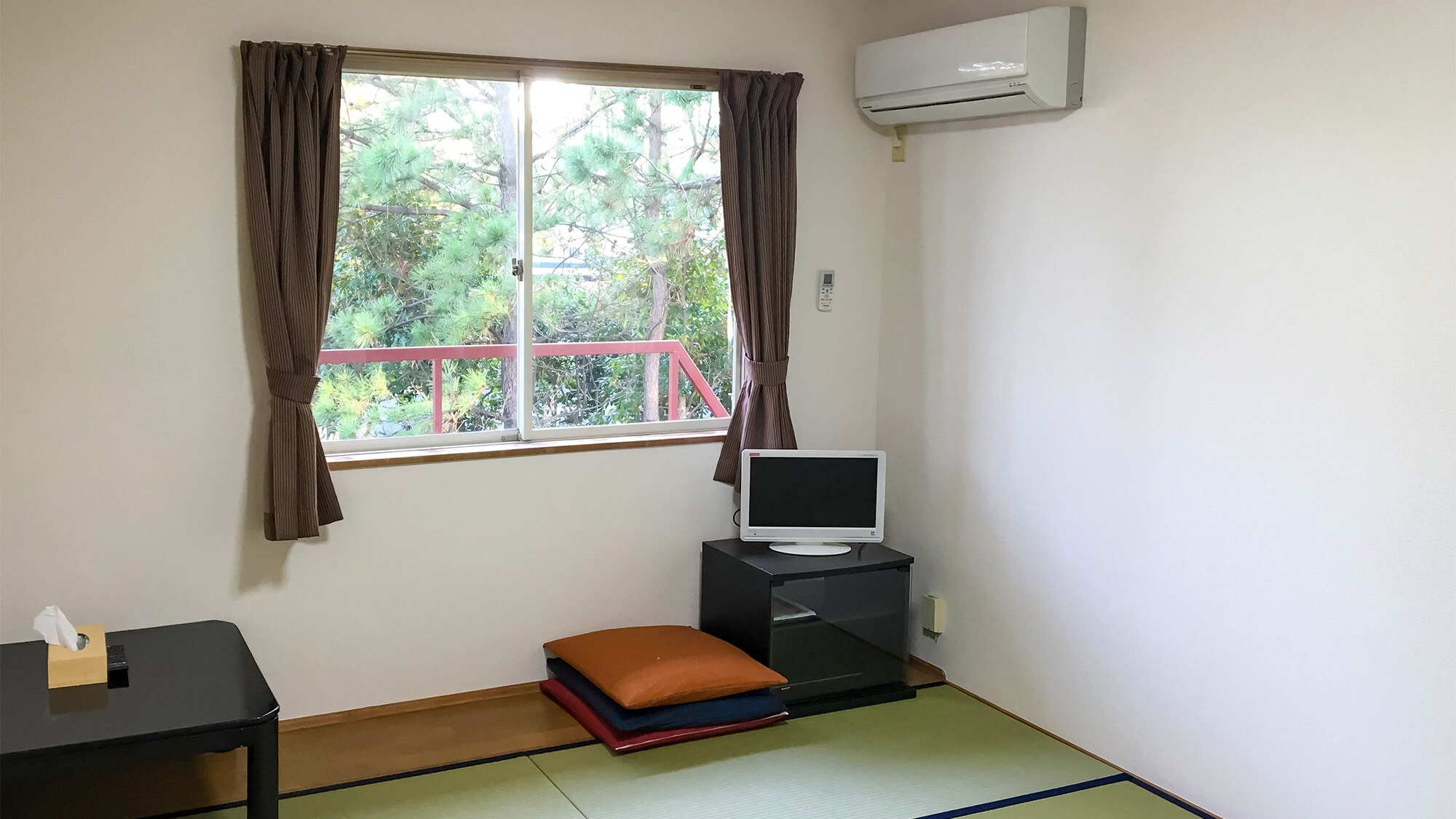 ・ [Japanese-style room for 3 people] Relax on tatami mats