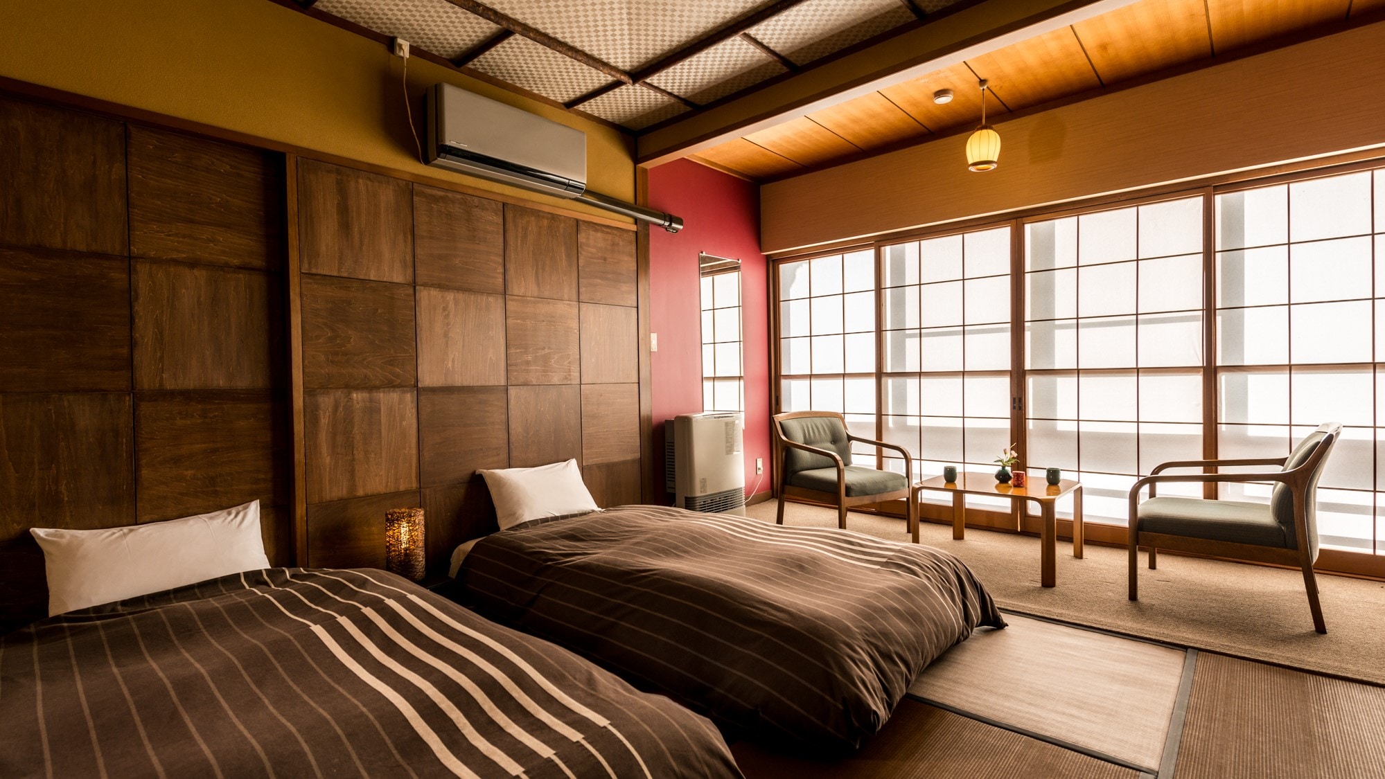 [Haruyamaso / Club Room]推薦兩個人住在溫泉旅館的沉穩設計。