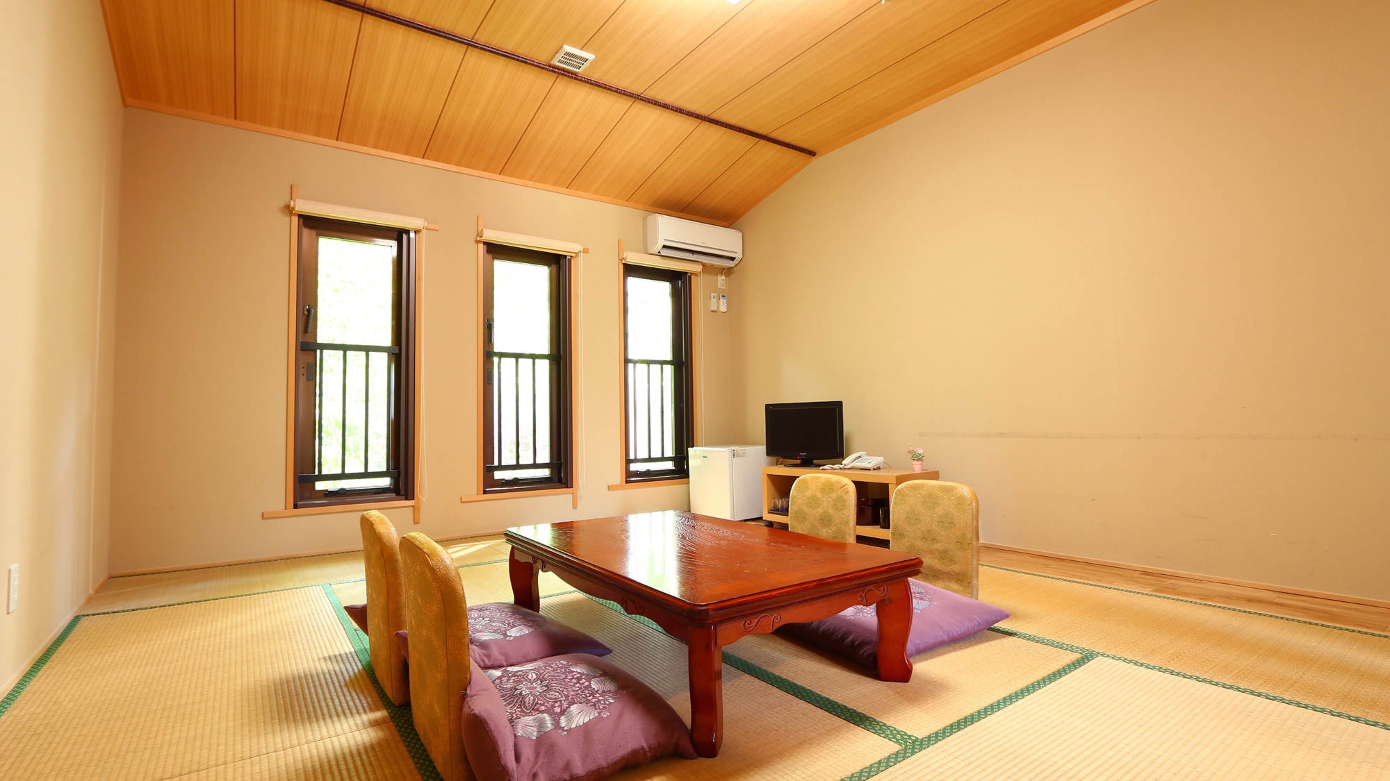 Japanese-style room 10-12 tatami mats (with toilet)