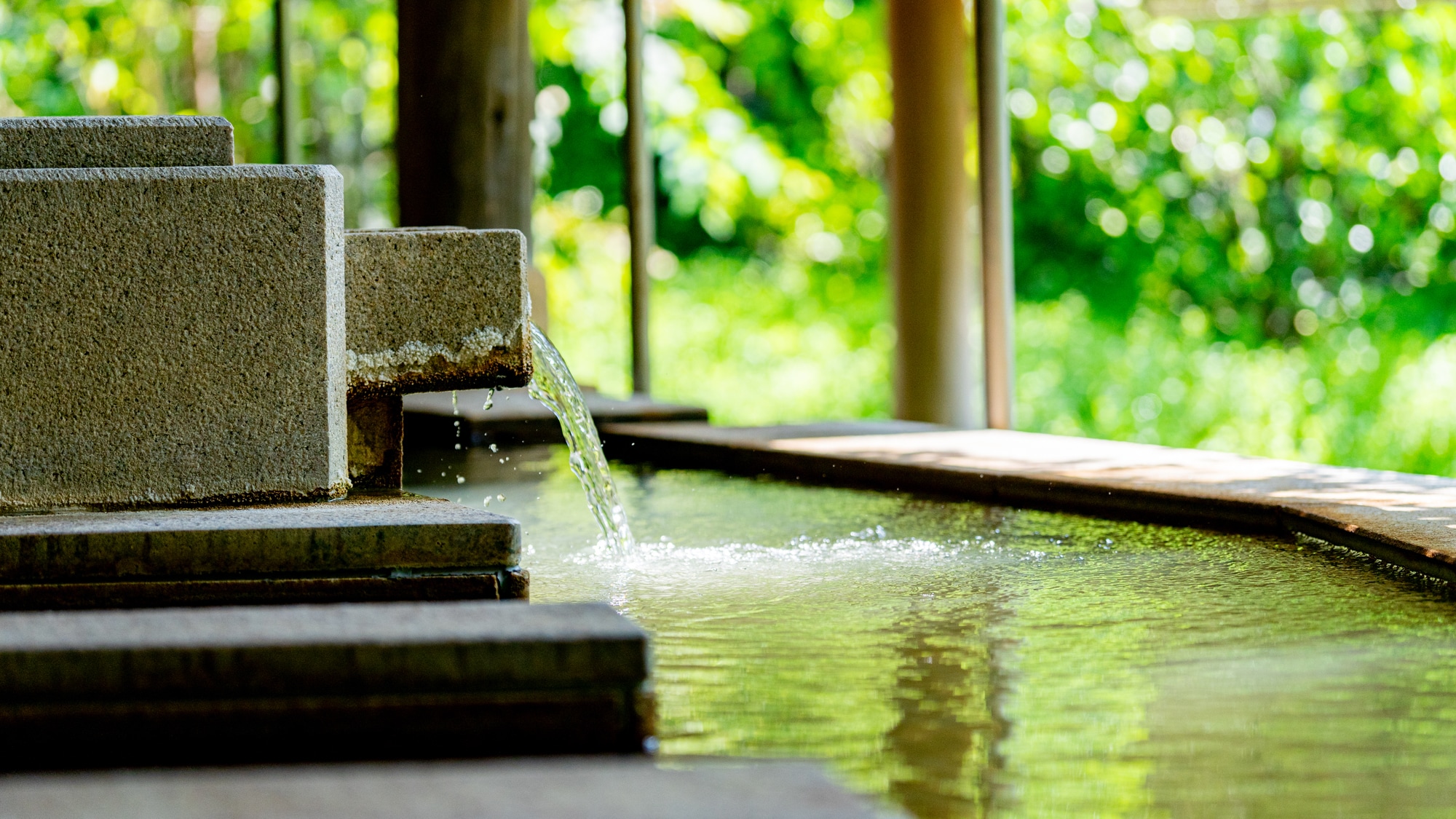 庭園に点在する露天風呂群