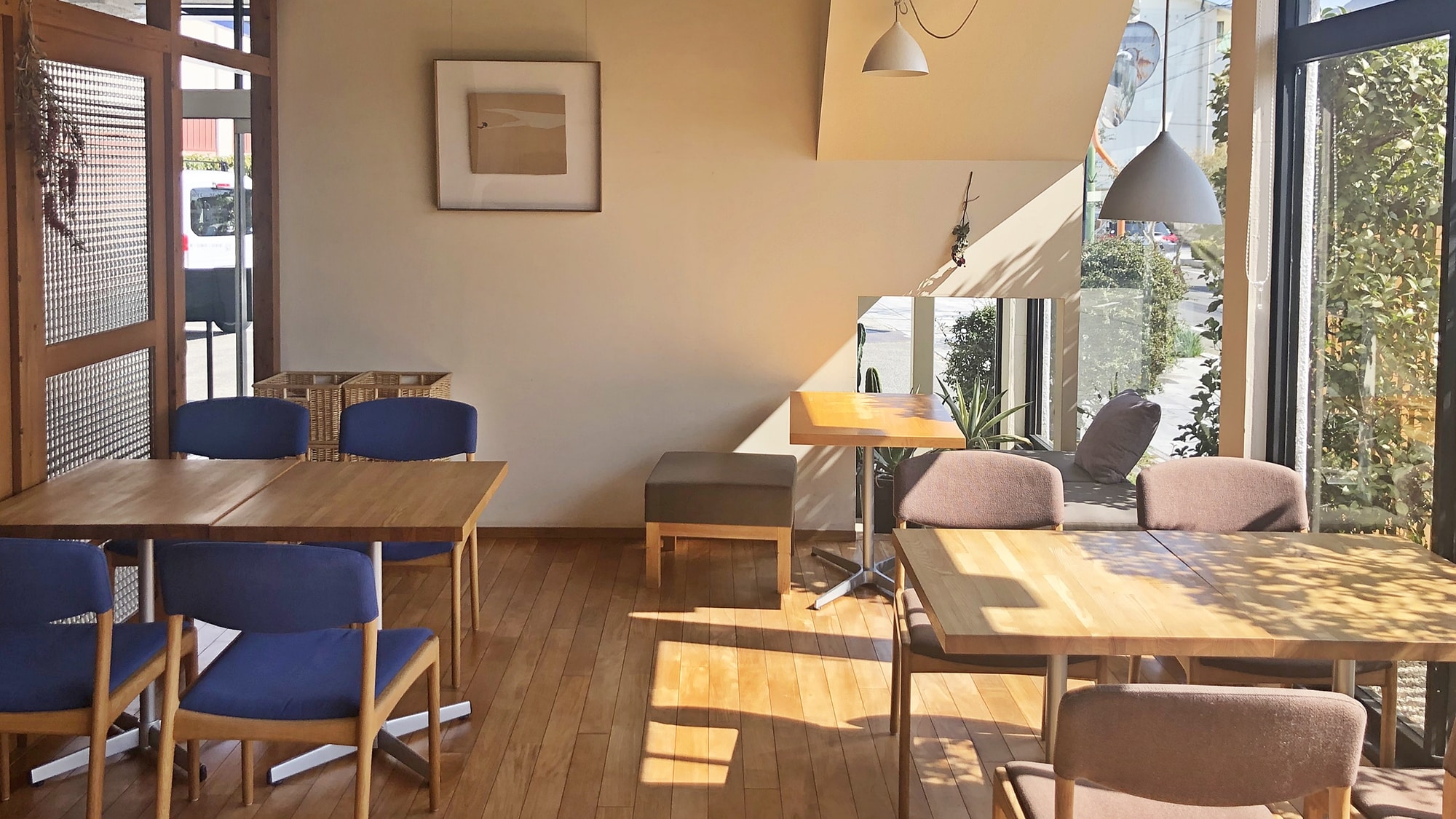 *Cafe & Dining