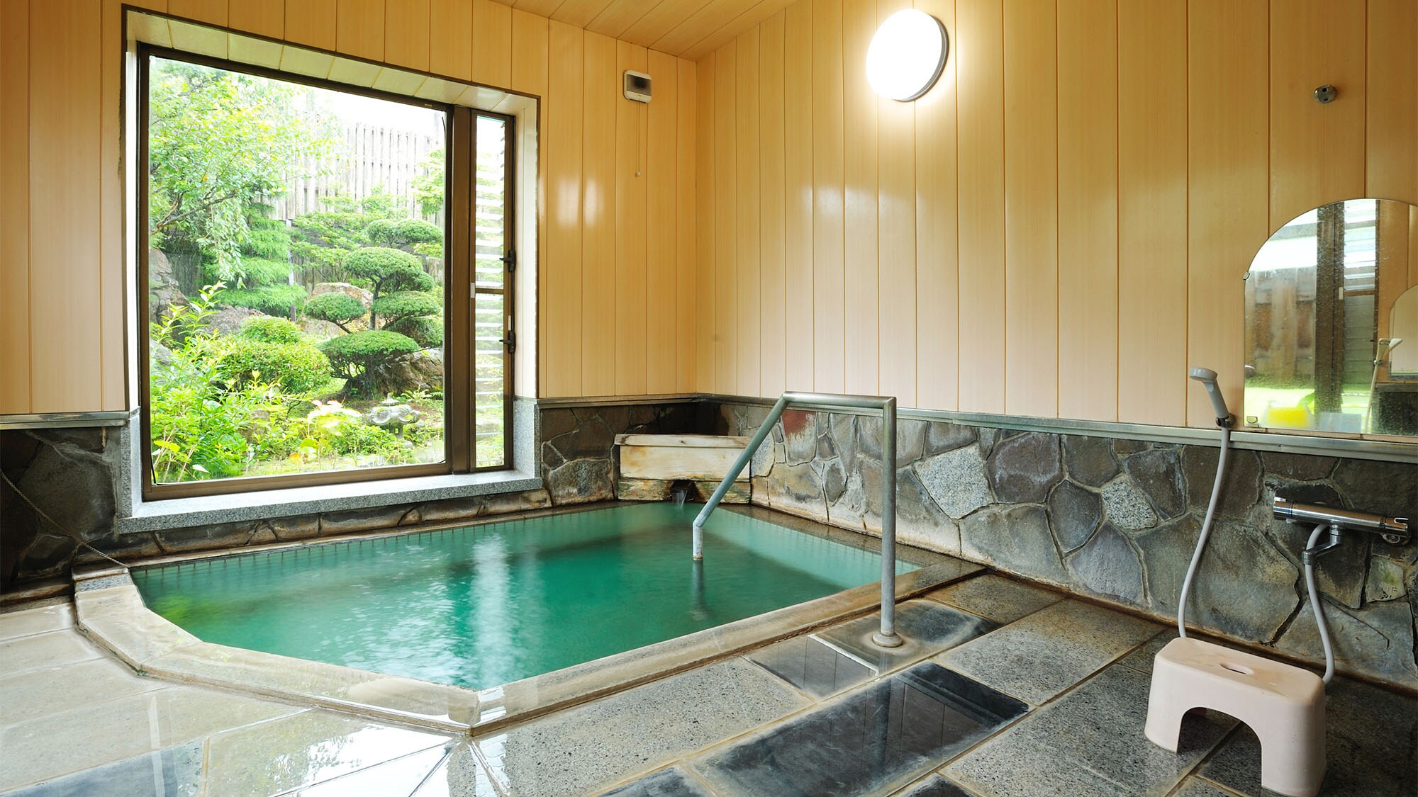 ・[Large public bath] Colorless, transparent, smooth and silky water for beautiful skin