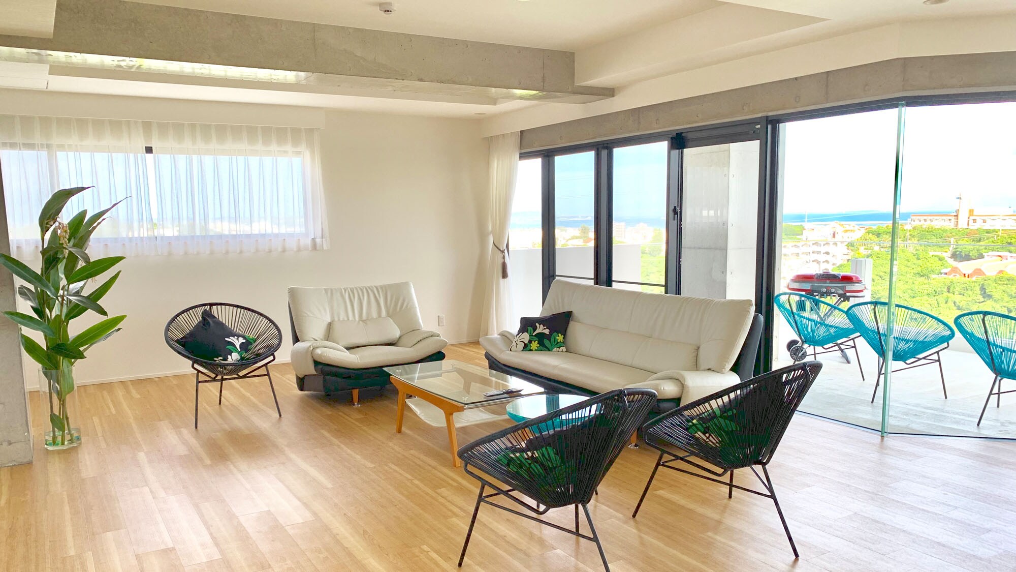 4th floor living/dining room