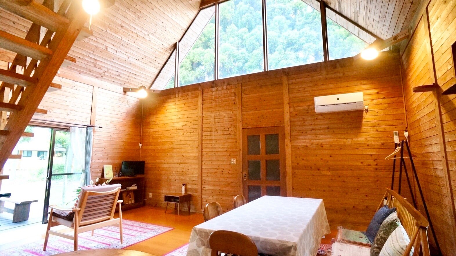 Interior: The wooden-style rooms allow you to relax without worrying about other guests.