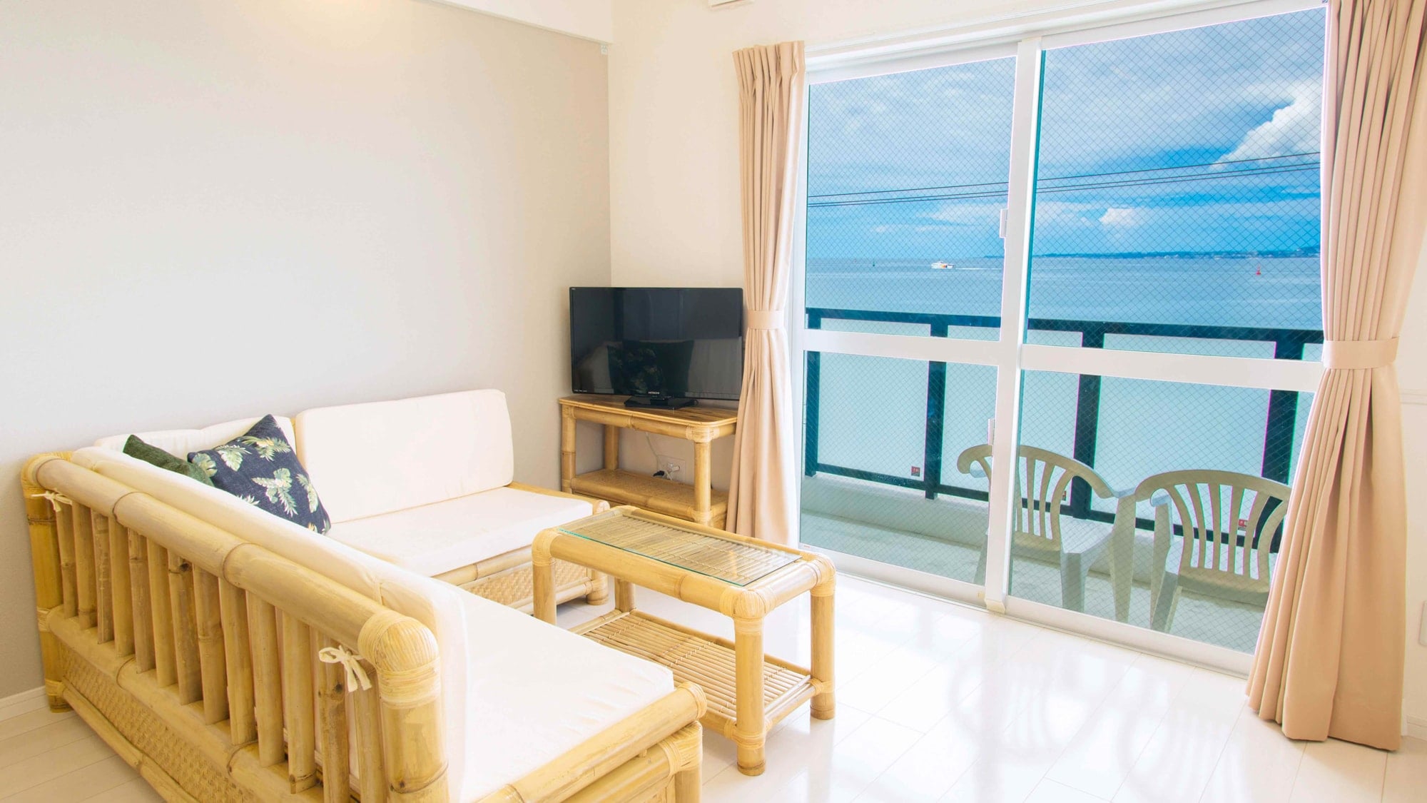 [Western room 2LDK (3F-3)] Please relax while looking at the sea.
