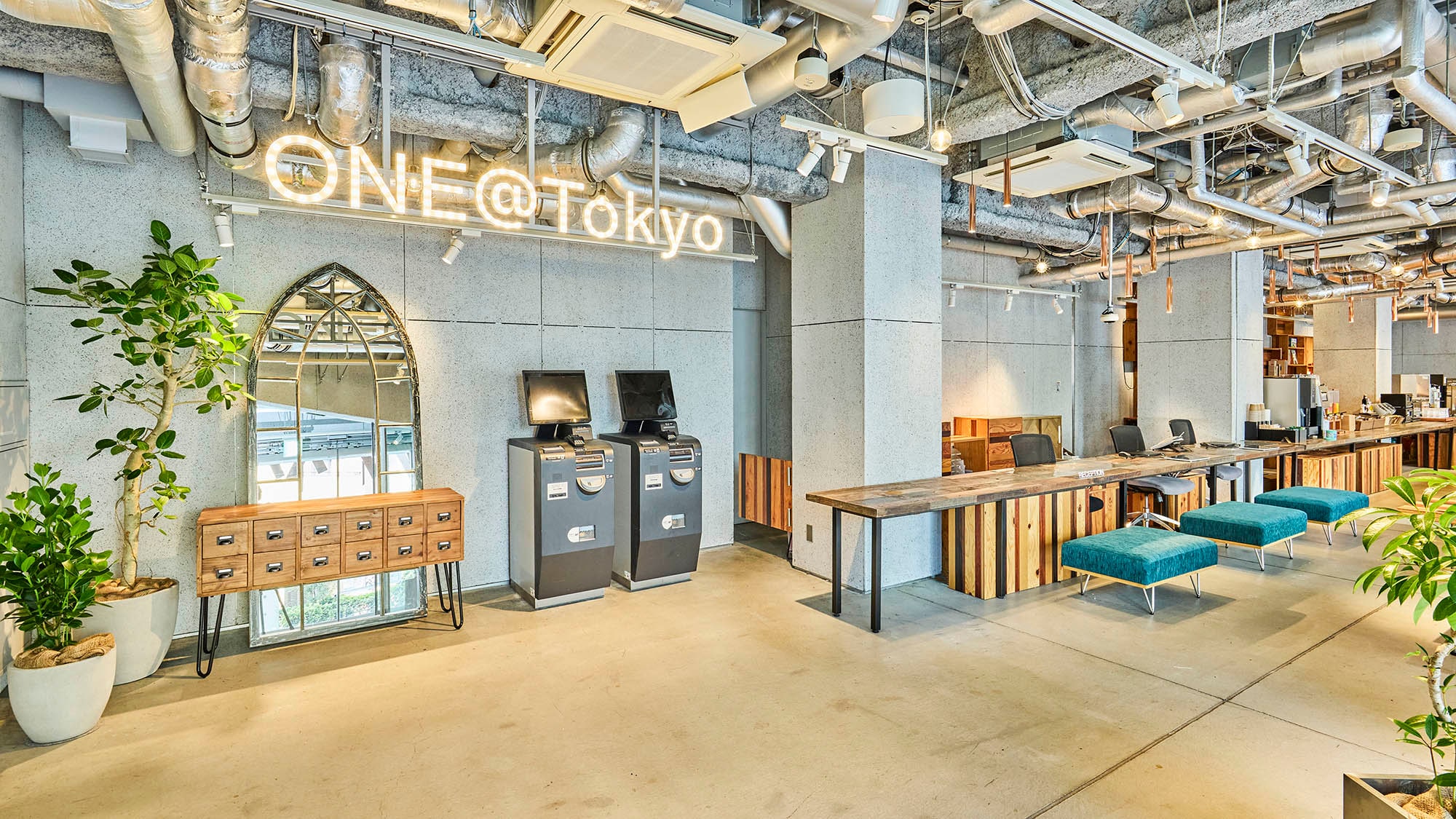 Lễ tân | Chúng tôi chào đón khách trong không gian phản ánh bản sắc độc đáo của ONE@Tokyo.