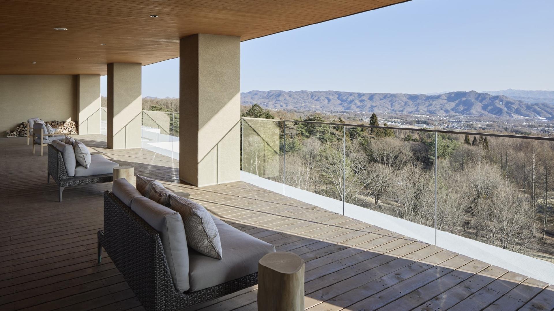 Makan sepanjang hari di lantai 5 La Lumiere Claire: Terrace