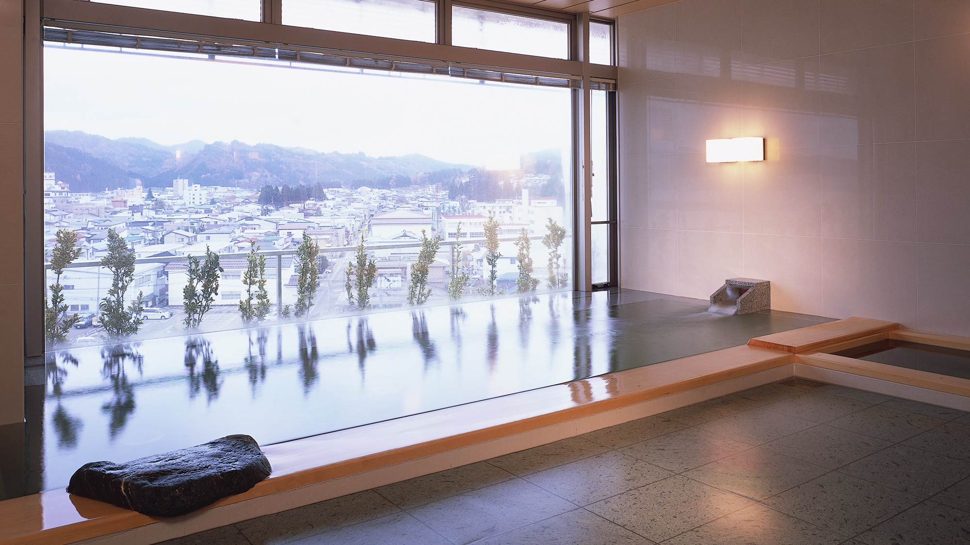 [7F Observation Hot Spring] A natural hot spring with a panoramic view of the nature of the Ou Mountains and the cityscape of Yokote.