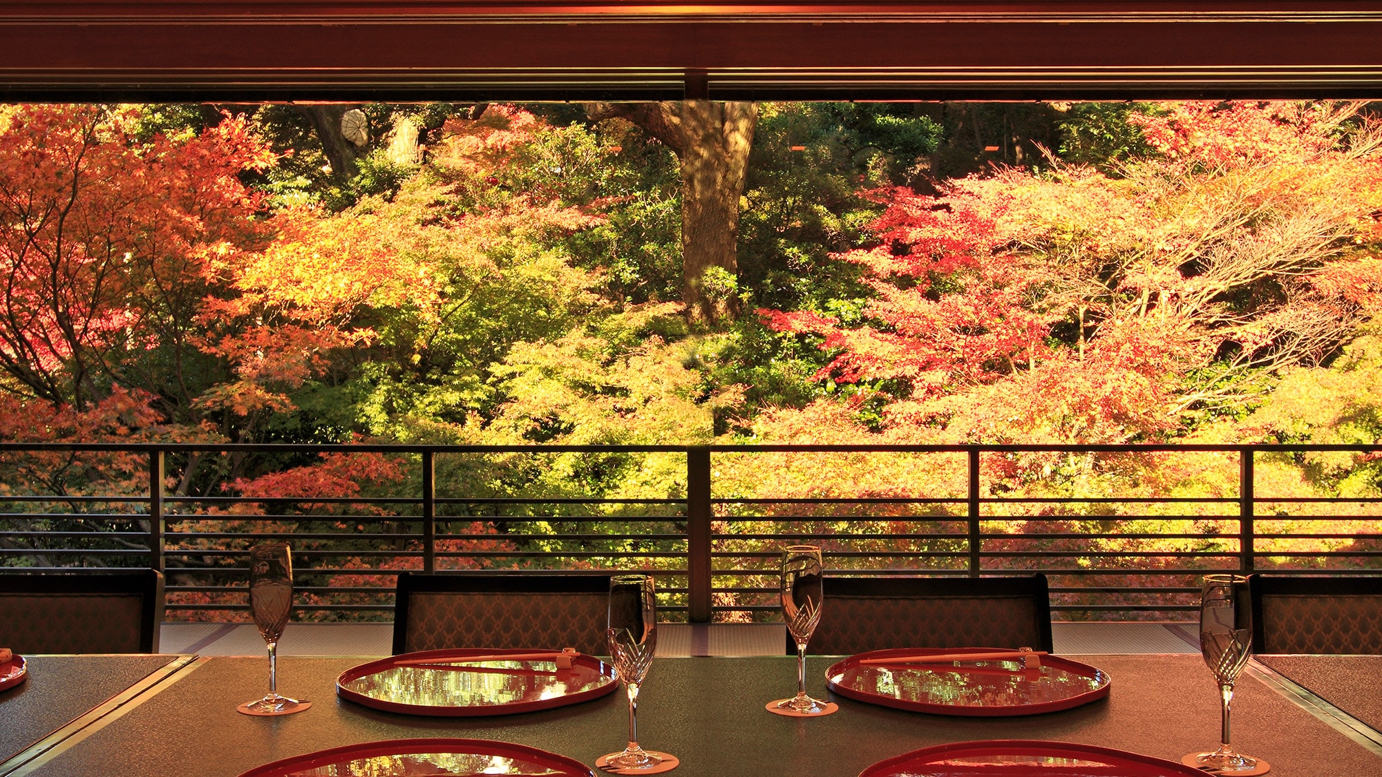 「錦水」から望む紅葉