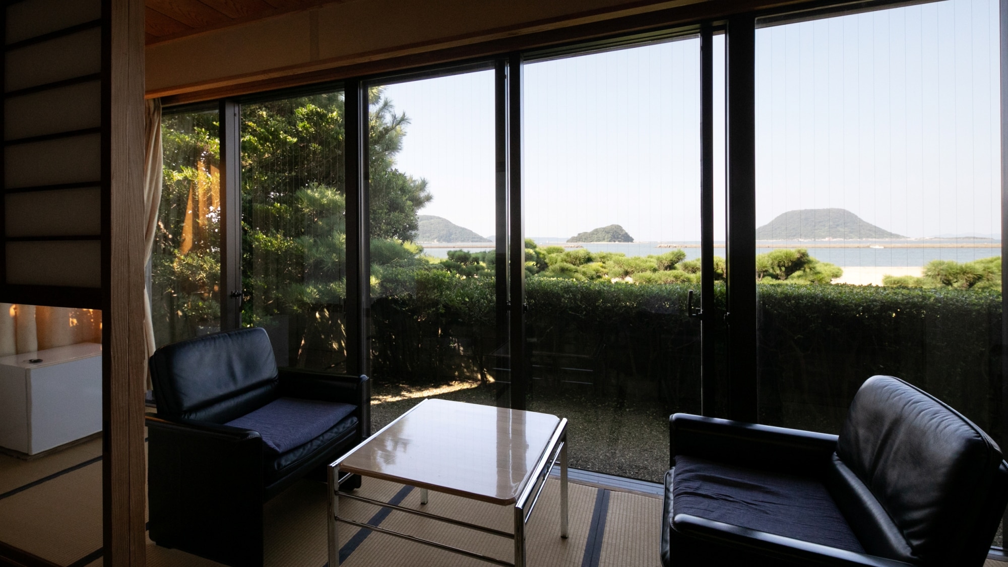 本館10張榻榻米/松間：窗外可以看到美麗的西之濱海岸。