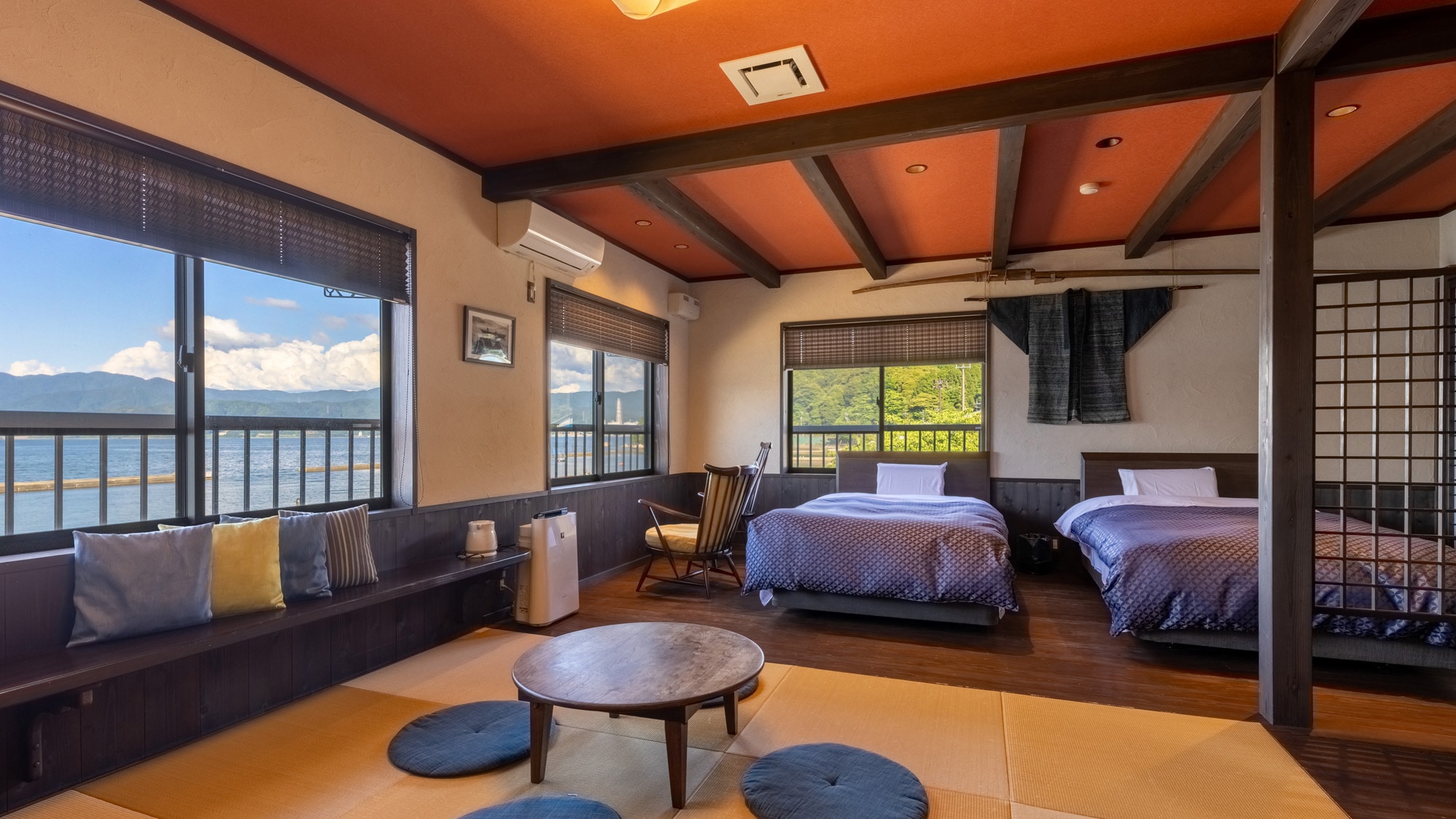 [Hikari] A modern Japanese-Western room based on the concept of a seaside boathouse. Please take note of the unusual fishing equipment displayed in the room.