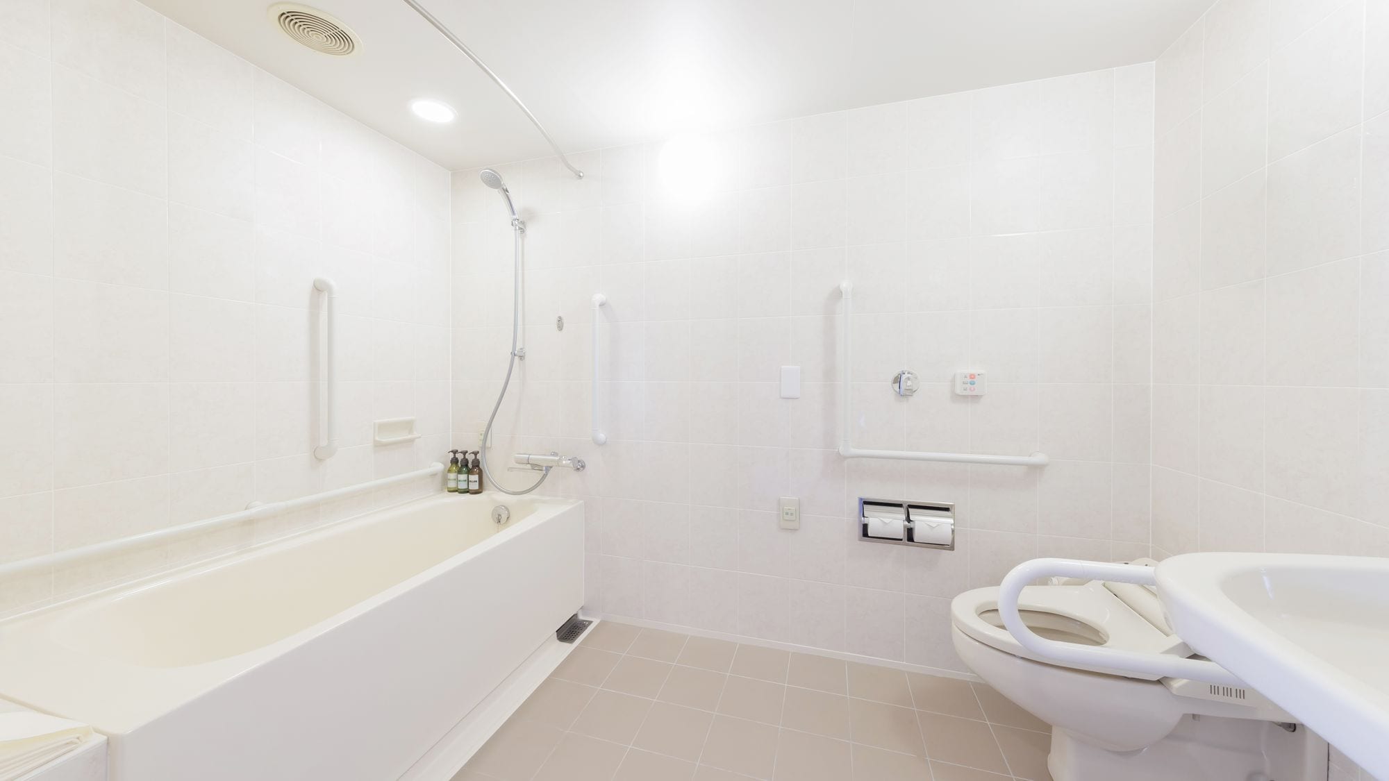 ห้องน้ำกึ่งเตียงคู่ที่เข้าถึงได้ง่าย