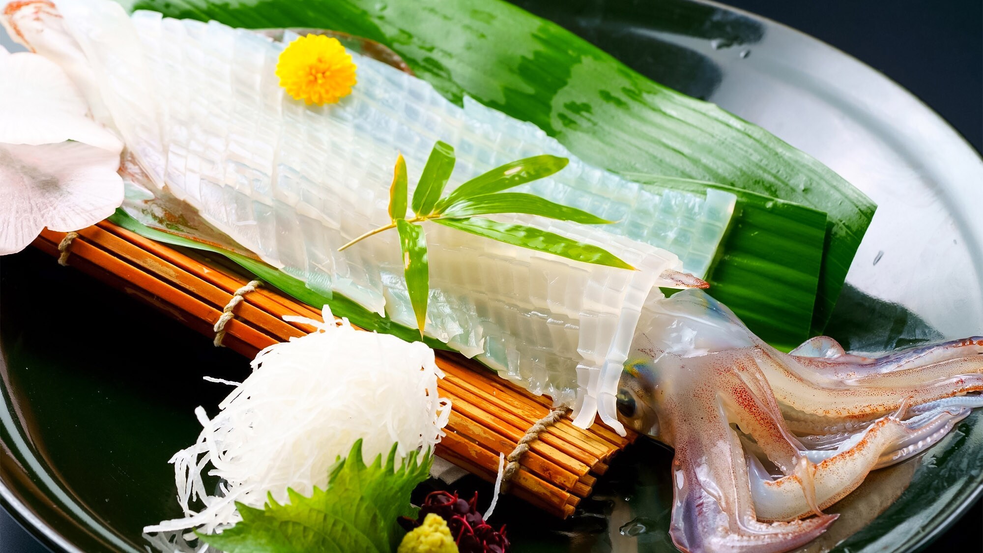 ・Karatsu's specialty, "Ikizukuri squid" is fresh and transparent, and the more you chew it, the sweeter it gets.