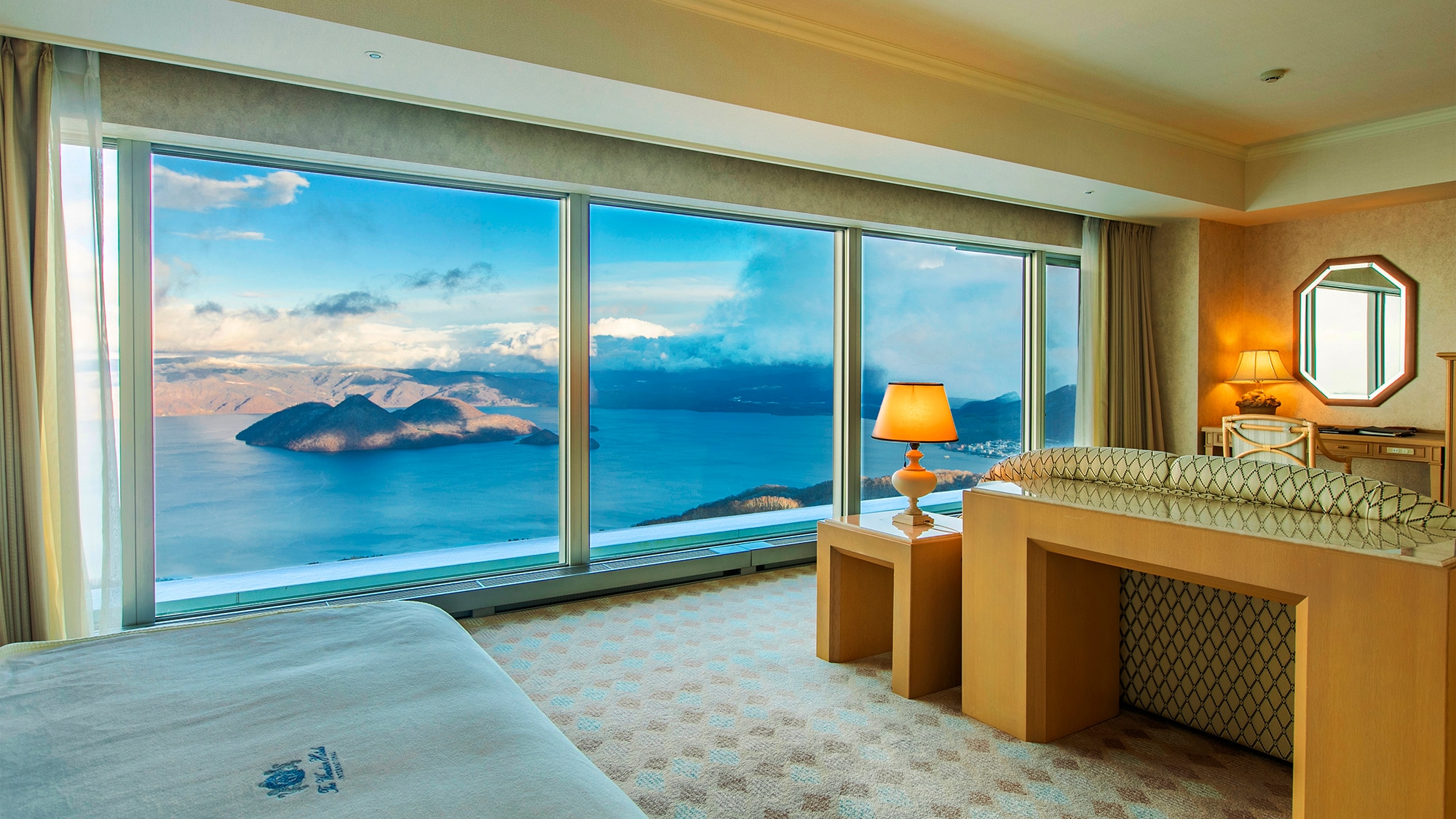 ■ Jr. Suite ■ A room overlooking Lake Toya from the bed. The morning scenery you see when you wake up is just the beauty of your eyes.