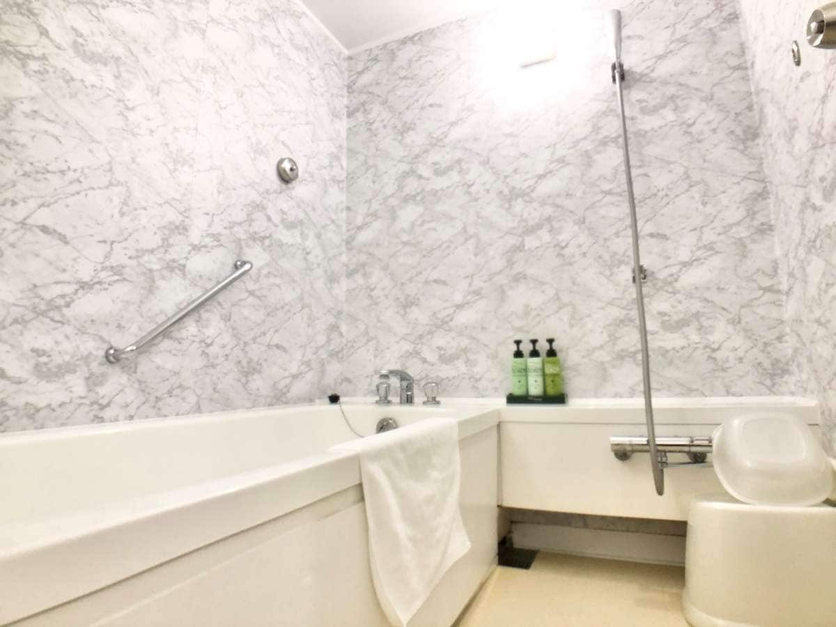 Deluxe Twin_Bathroom ห้องน้ำสะอาดเป็นสีขาว แยกห้องอาบน้ำและห้องส้วม พร้อมห้องน้ำ