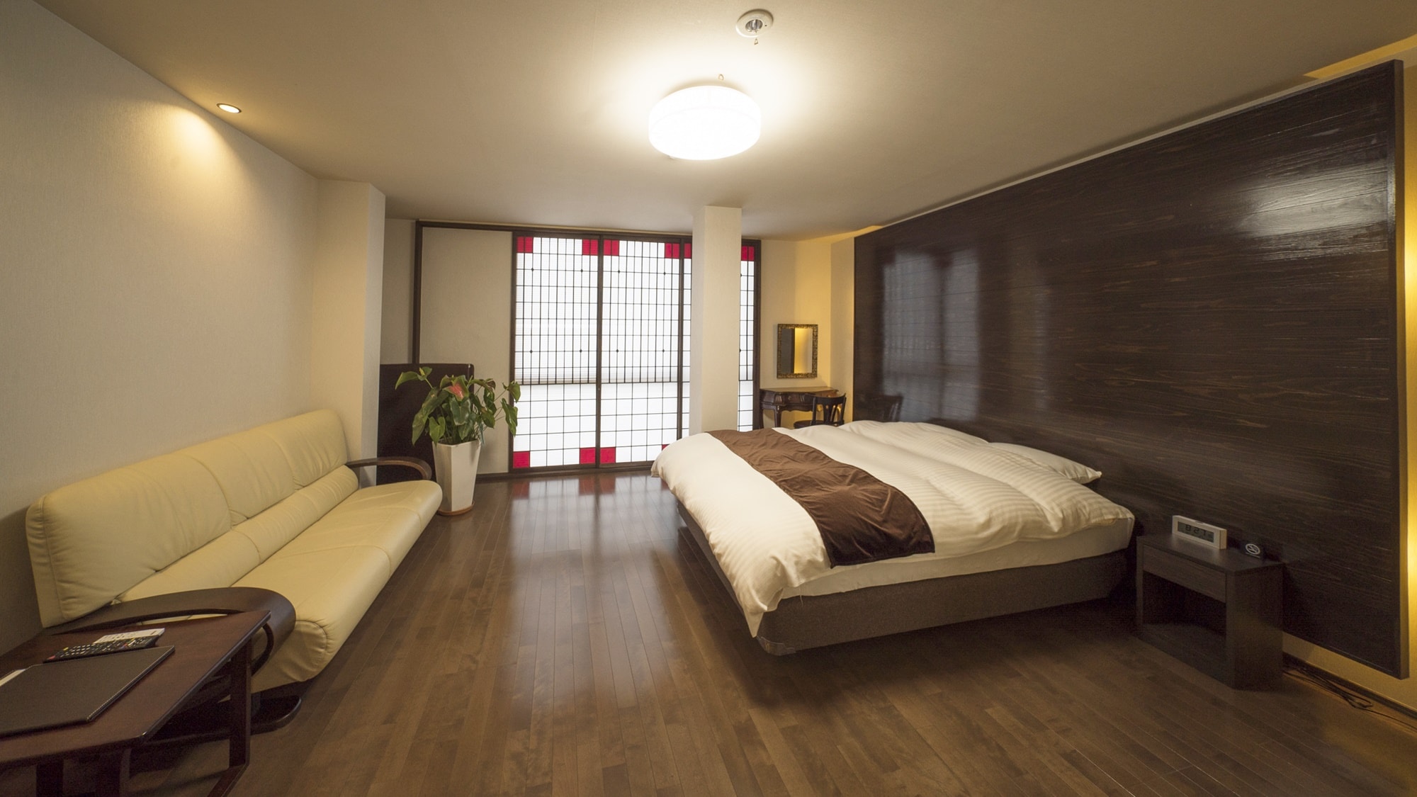 The room has a calm atmosphere and is decorated in chic colors.