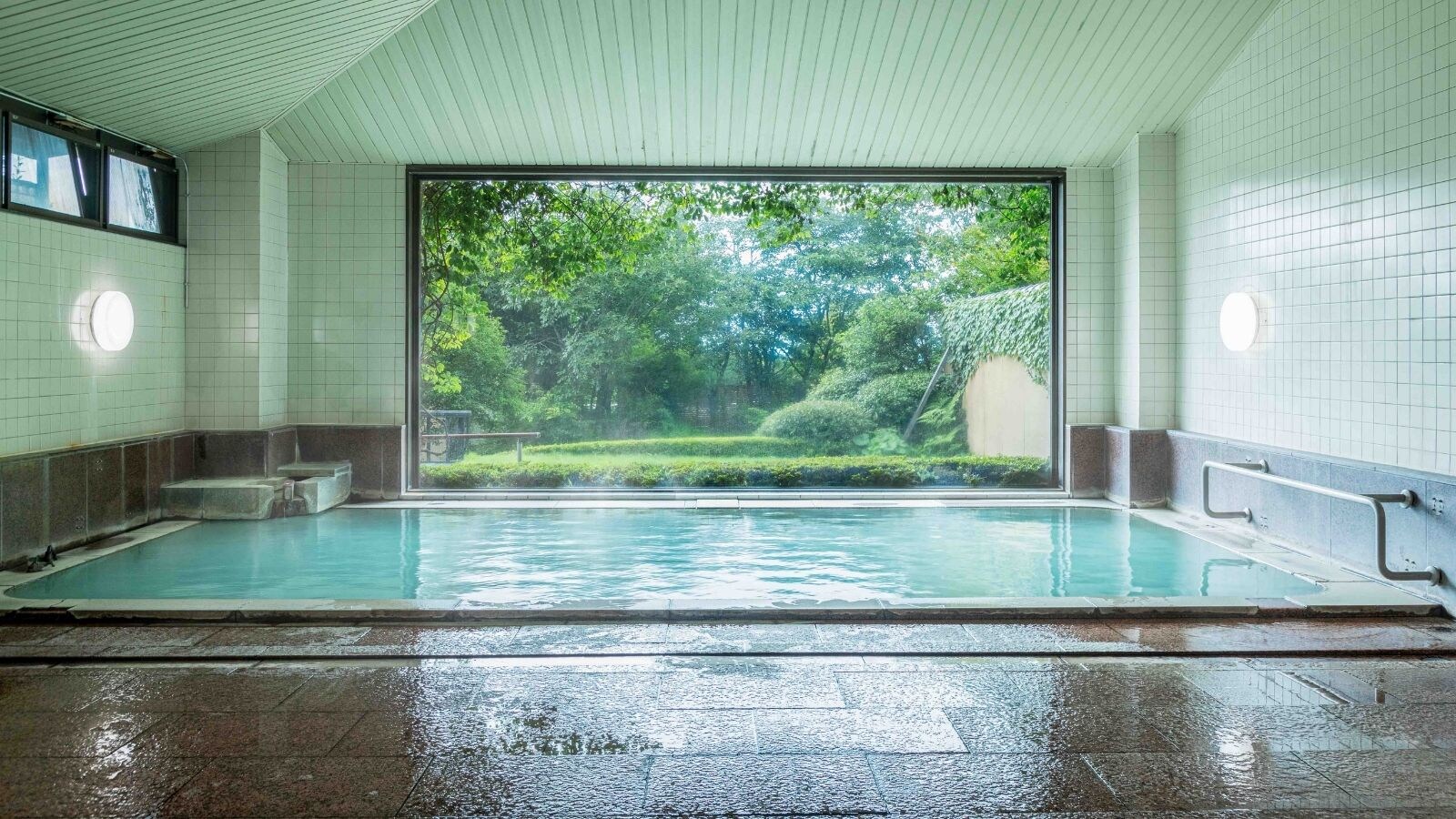 Large communal bath Indoor bath