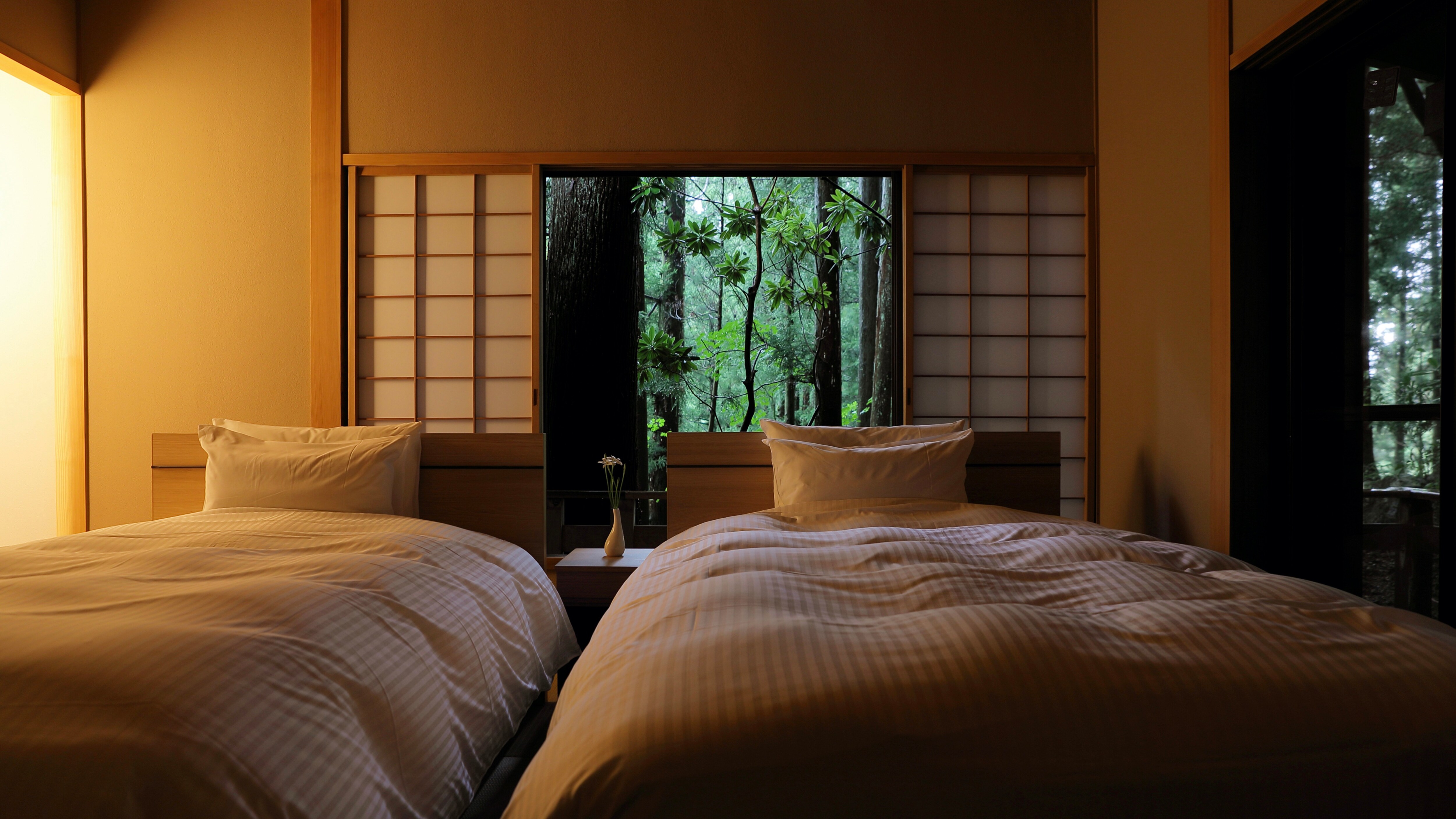 Separated "Hanamura" bedroom with open-air bath