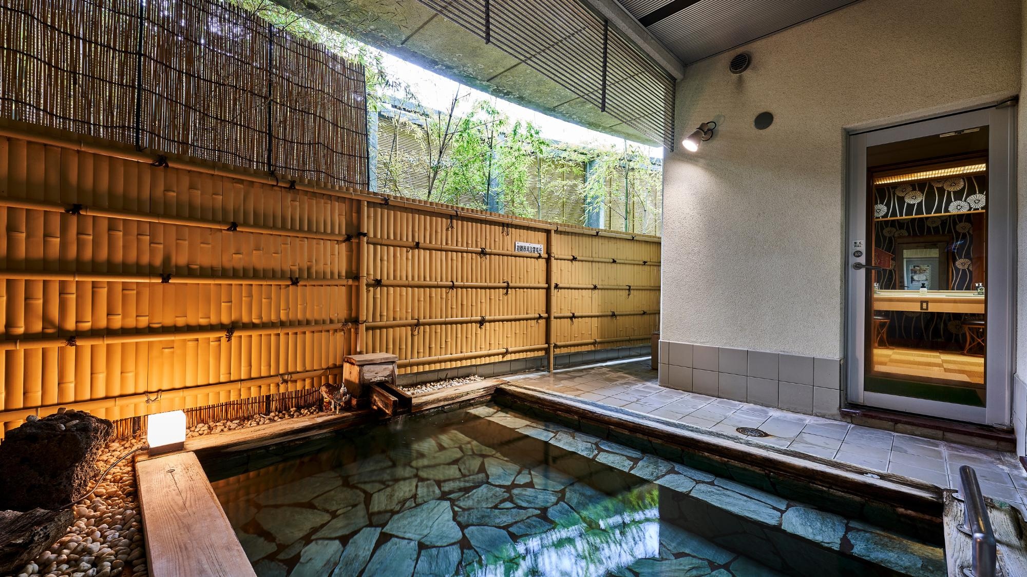 Please enjoy the waters of Tamatsukuri Onsen, a famous, historic hot spring, to your heart's content.