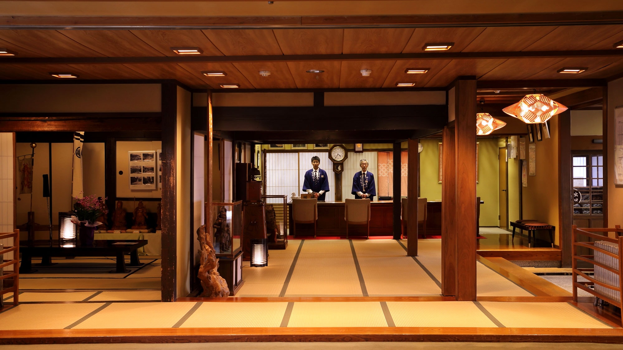[Facilities: Accounting Office] In the upper room directly in front of the entrance, furnishings that evoke the history of Tamura are on display.